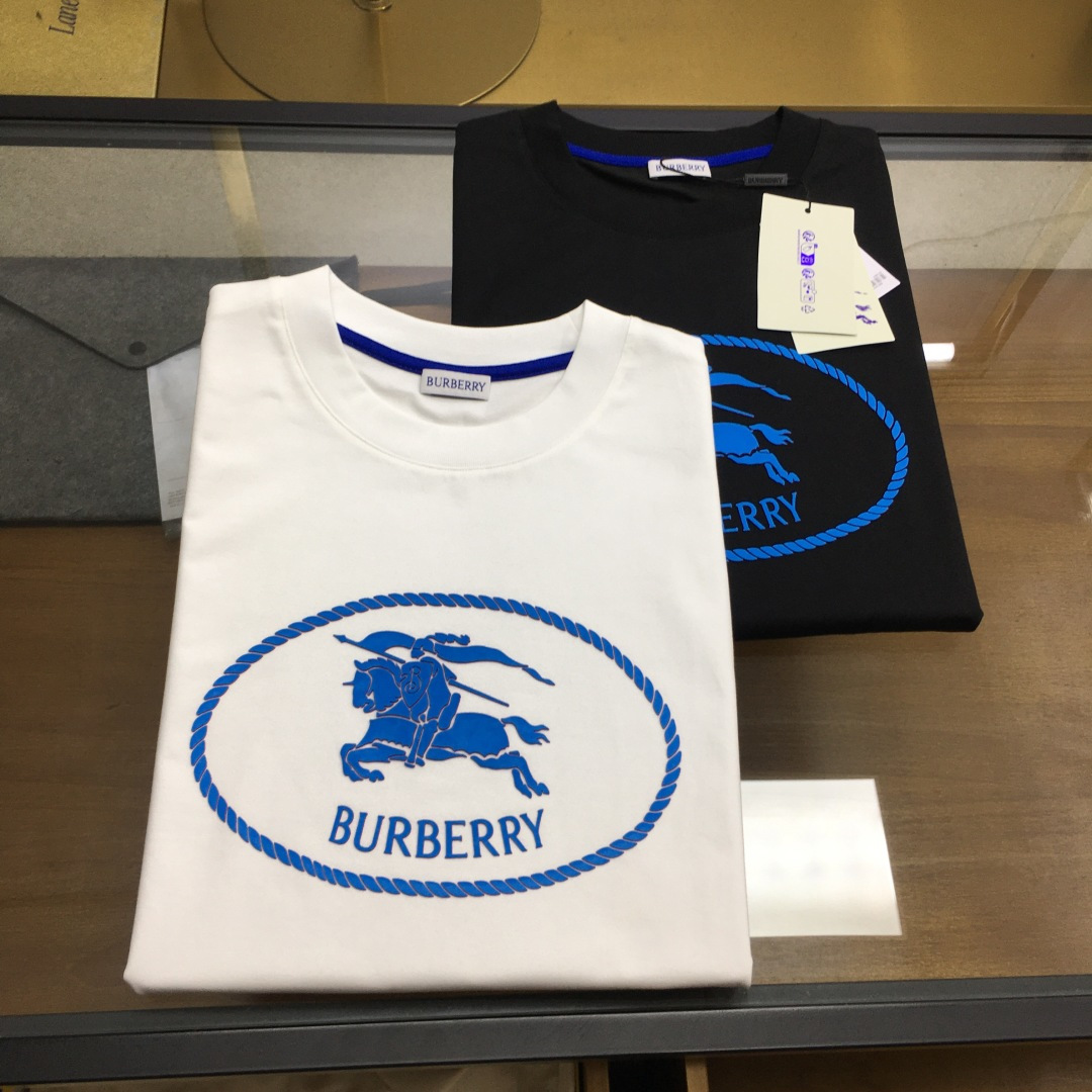 NO:834835,New product 'BURBER' advanced customization!  2026 spring and summer new short-sleeved style. This T-shirt is a new product in the summer men's wear series. It is carefully made of imported fabrics with mercerized technology and has a heavy three-dimensional logo to add a casual style. Size M-3XL Recommended reference card M120 catties or less (including 120 catties) L121-140 catties XL141-catties 2XL161-180 catties  3XL181—200 pounds,,burberry,T-shirt,tees,t-shirt,19860909新品《BURBER》 高级定制！ 2026春夏季新款短袖.这款T恤是夏季男装系列新品,采用丝光工艺进口面料精心制作,重工立体Logo,增添休闲风范.码数 M-3XL 推荐参考咔 M120斤以内（含120斤） L121—140斤 XL141—斤 2XL161—180斤 3XL181—200斤,,burberry,T-shirt,tees，t-shirt,,Men's clothing