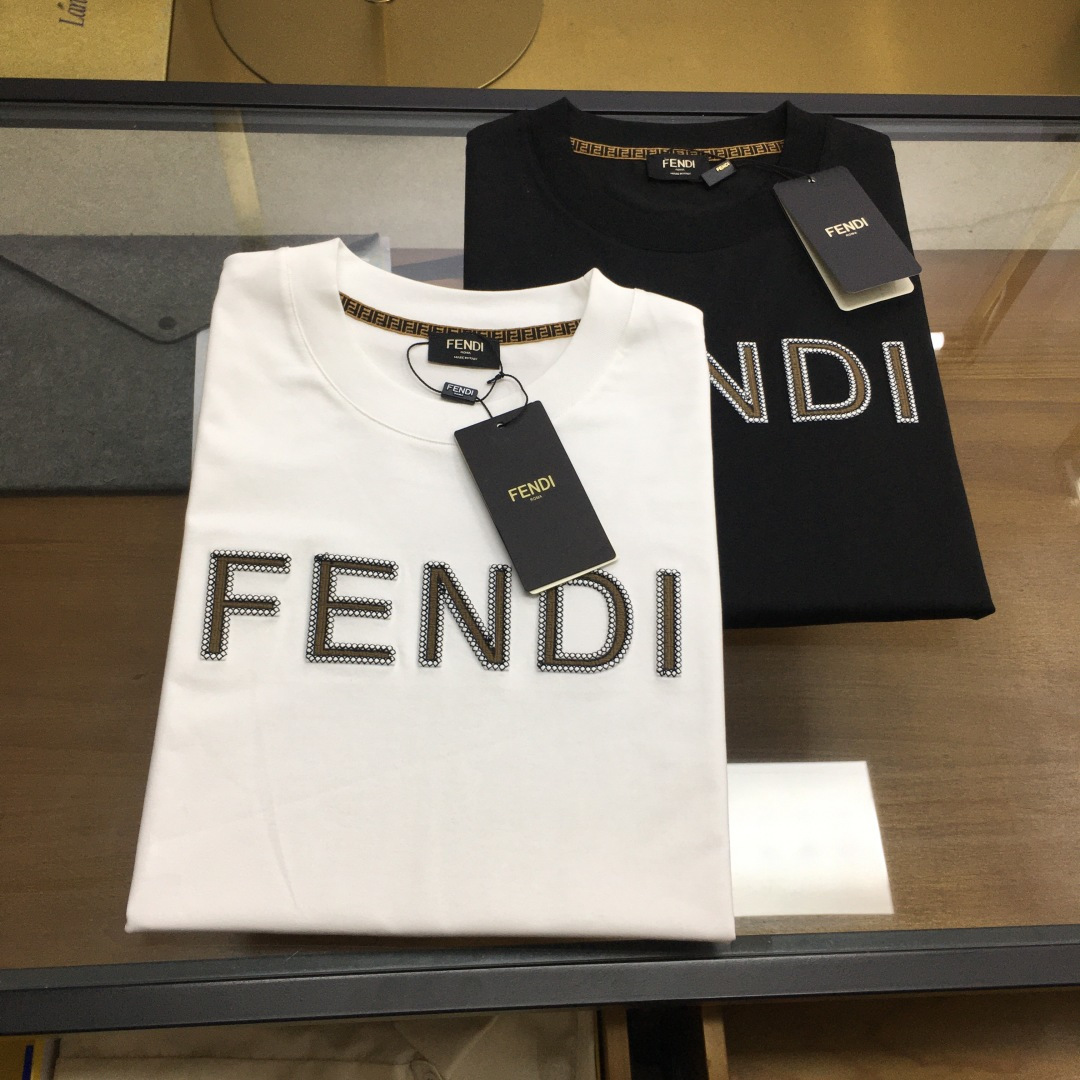 NO:834846,New product 'FEND' advanced customization!  2026 spring and summer new short-sleeved style. This T-shirt is a new product in the summer men's wear series. It is carefully made of imported fabrics with mercerized technology and has a heavy three-dimensional logo to add a casual style. Size M-3XL Recommended reference card M120 catties or less (including 120 catties) L121-140 catties XL141-catties 2XL161-180 catties  3XL181—200 pounds,,fendi,T-shirt,tees,t-shirt,19860909新品《FEND》 高级定制！ 2026春夏季新款短袖.这款T恤是夏季男装系列新品,采用丝光工艺进口面料精心制作,重工立体Logo,增添休闲风范.码数 M-3XL 推荐参考咔 M120斤以内（含120斤） L121—140斤 XL141—斤 2XL161—180斤 3XL181—200斤,,fendi,T-shirt,tees，t-shirt,,Men's clothing