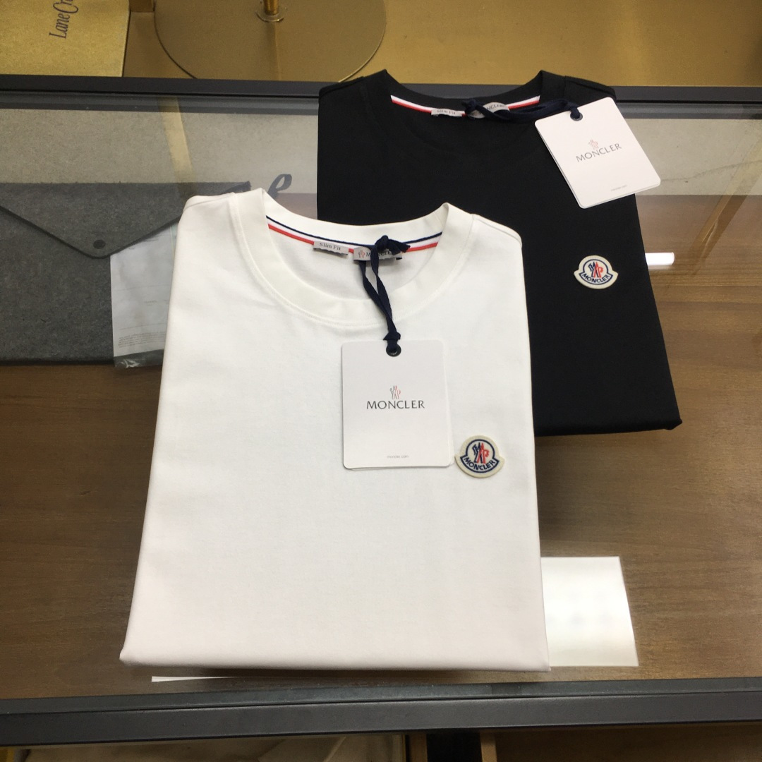 NO:834806,New product from the counter [MONCLER] 2026 spring and summer short-sleeved MONCLER short-sleeved fabric is made of Xinjiang long-staple cotton. The fiber length and strength are far superior to ordinary cotton. The fabric is anti-pilling, anti-stretching, and breathable and sweat-absorbent, making it suitable for summer wear. The woven fabric has both softness and stiffness, and is not too thin. At the same time, it retains the 'silky smooth' touch of long-staple cotton and is highly skin-friendly.  The brand's unique label is sewn on the chest of this T-shirt, highlighting its simple and low-key charm. The brand's logo craft design and exquisite MONCLER brand letters make the overall low-key yet ingenious design. Code number 48 50 52 54 56 Color black white, T-shirt, tees, t-shirt,19860909专柜新品【MONCLER】 2026春夏短袖 MONCLER这款短袖面料采用新疆长绒棉,纤维长度和强度远超普通棉,面料抗起球、抗拉伸,且透气吸汗,适合夏季穿着.织出的面料兼具柔软度与挺括感,不会过于单薄,同时保留长绒棉“丝绸般顺滑”的触感,亲肤性强. 这款T恤胸前缝制品牌独特胶标,彰显简约低调的魅力.品牌logo工艺设计,精美的MONCLER品牌字母,整体低调又不失设计巧思.  码数48 50 52 54 56 颜色黑色 白色,,T-shirt,tees，t-shirt,,Men's clothing