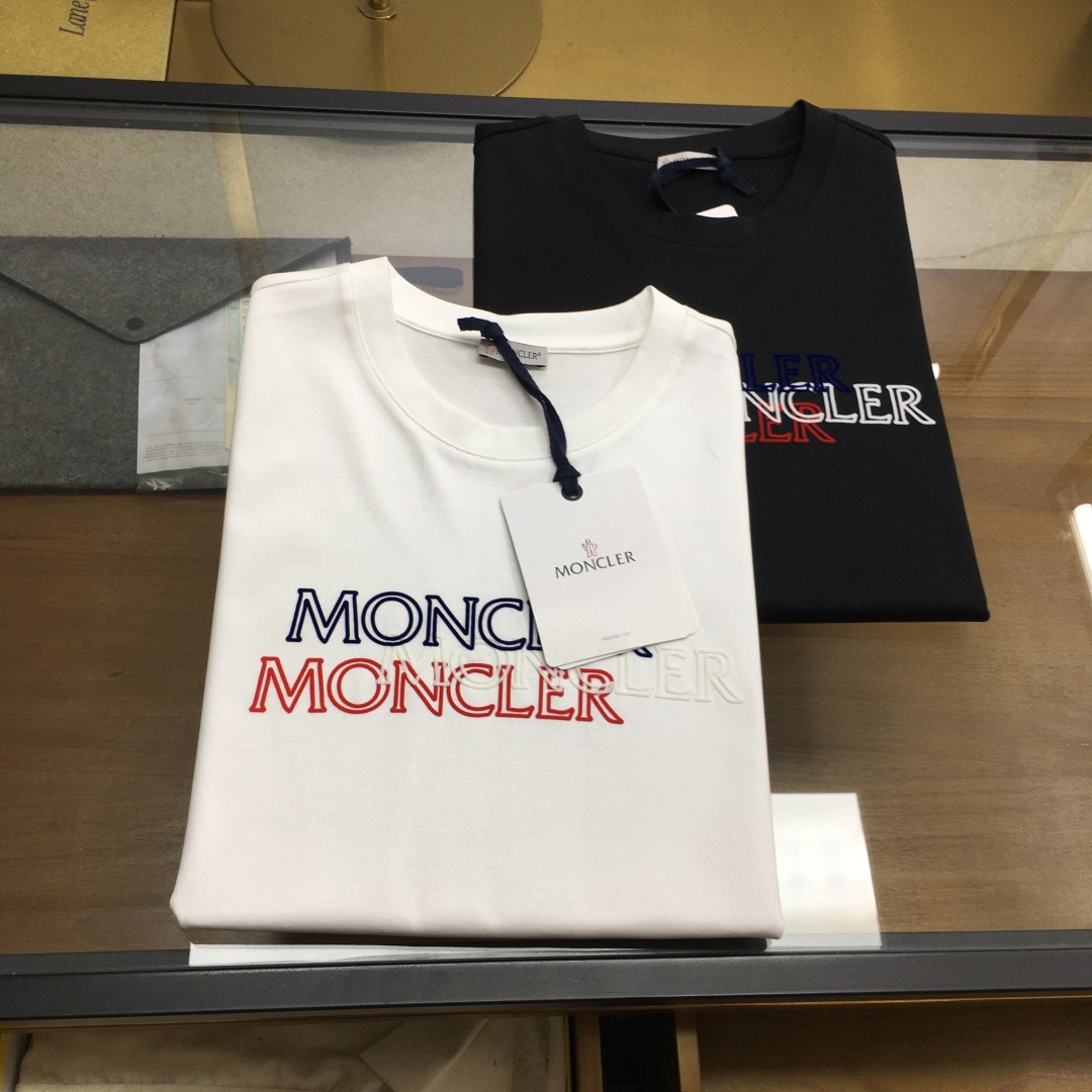NO:834812,New product from the counter [MONCLER] 2026 spring and summer short-sleeved MONCLER short-sleeved fabric is made of Xinjiang long-staple cotton. The fiber length and strength are far superior to ordinary cotton. The fabric is anti-pilling, anti-stretching, and breathable and sweat-absorbent, making it suitable for summer wear. The woven fabric has both softness and stiffness, and is not too thin. At the same time, it retains the 'silky smooth' touch of long-staple cotton and is highly skin-friendly.  The brand's unique imported silicone label is sewn on the chest of this T-shirt, highlighting its simple and low-key charm. The flocking logo process and exquisite MONCLER brand letters make the overall low-key yet ingenious design. Code number 48 50 52 54 56 Color black white, T-shirt, tees, t-shirt,19860909专柜新品【MONCLER】 2026春夏短袖 MONCLER这款短袖面料采用新疆长绒棉,纤维长度和强度远超普通棉,面料抗起球、抗拉伸,且透气吸汗,适合夏季穿着.织出的面料兼具柔软度与挺括感,不会过于单薄,同时保留长绒棉“丝绸般顺滑”的触感,亲肤性强. 这款T恤胸前缝制品牌独特进口硅胶标,彰显简约低调的魅力.植绒logo工艺,精美的MONCLER品牌字母,整体低调又不失设计巧思.  码数48 50 52 54 56 颜色黑色 白色,,T-shirt,tees，t-shirt,,Men's clothing