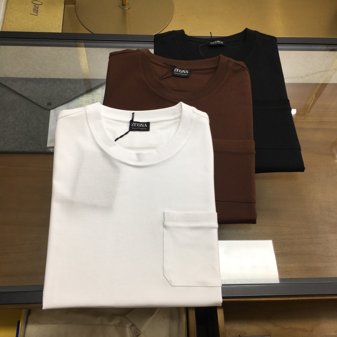 NO:834825,New counter product [ZEGNA] 26 spring and summer counter new product T-shirt ZEGNA, this basic T-shirt adheres to the brand's low-key and simple concept. The short sleeves are made of liquid ammonia cotton fabric, the fiber is smoother, soft and delicate to the touch, and it is significantly more wrinkle-resistant than ordinary cotton. It is not easy to wrinkle in daily wear, retains the natural breathable properties of cotton, and is fast in moisture absorption and perspiration. It is not stuffy and sweaty when worn in summer, and is highly refreshing.  The sides of this dress are spliced and sewn with imported leather edges, which adds a sense of design to the overall dress. The chest pockets are spliced with special threaded fabrics, which completes the practicality and beauty of the dress. The high-density ribbed neckline is washable and anti-loosening. It is definitely your best choice for summer wear. It is comfortable, breathable, soft and smooth, allowing you to enjoy a relaxed and comfortable wearing experience. Size 48 50 52 54 56 Color Black White  Brown,,T-shirt,tees,t-shirt,19860909专柜新品【ZEGNA】 26春夏专柜新品T恤 ZEGNA这款基础款T恤秉承品牌低调简约的理念,短袖采用液氨棉面料,纤维更顺滑,手感软糯细腻,比普通棉抗皱度提升明显,日常穿着不易起褶,保留棉的天然透气属性,吸湿排汗快,夏季穿不闷汗、清爽度高. 这款衣服侧面拼接缝制进口皮边,让衣服整体增加了设计感,胸前顺色口袋拼接特殊螺纹工艺面料,完整了衣服的实用性和美观性,高密度罗纹领口,耐洗防松懈,绝对是你夏日穿搭的不二之选.舒适透气,柔软光滑,让你尽享轻松舒爽的穿着体验. 码数48 50 52 54 56 颜色黑色 白色 咖色,,T-shirt,tees，t-shirt,,Men's clothing
