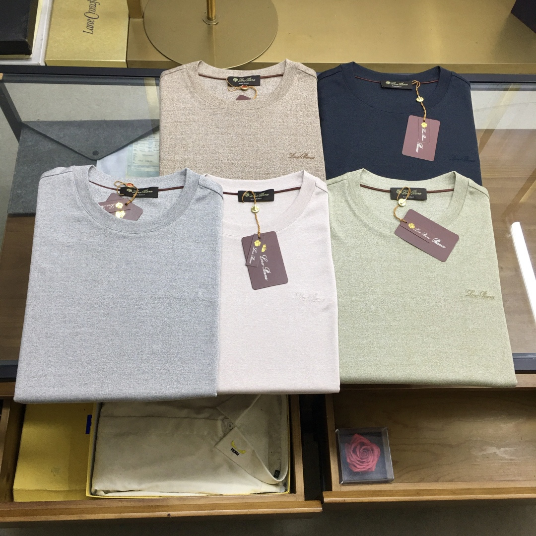 NO:834714,New counter products LP] 2026 spring and summer new counter products, high-quality customized old money style simple design, men's trade order knitted short-sleeved T-shirt, all in good condition!  The upper body is comfortable and breathable, not stiff, and the overall body has a rich three-dimensional sense. Quality export order, customized exclusive knitted fabric tailoring, to meet the simple needs of commuters for dressing. The upper body effect is very good, slimming, and not picky about the figure. The fabric workmanship... is impeccable. Only good craftsmanship and good fabrics can wear a good taste. It is a must-have item for everyone!  Size M-3XL,,loro piana,T-shirt,tees,t-shirt,19860909专柜新品LP】 2026春夏专柜新品,高品质定制老钱风简约风设计,男士贸易订单针织短袖T恤,全品相！上身舒适透气,不僵硬,整体有着丰富的立体感,品质出口订单,定制专属针织面料剪裁,满足通勤人们对于着装的简约需求,上身效果很好,显瘦,不挑剔身材.面料做工....无可挑剔,好工艺好面料才能穿出好品味一款,人手必备单品！尺码M-3XL,,loro piana,T-shirt,tees，t-shirt,,Men's clothing