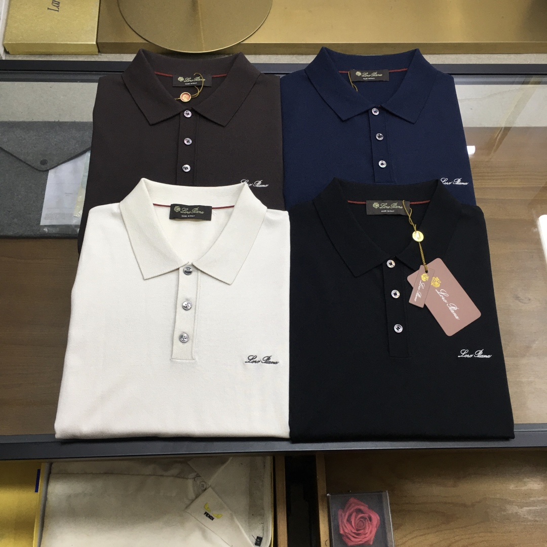 NO:834699,New products at the counter LP] 2026 spring and summer new products at the counter Polo sweaters, high-quality customized old money style simple design, men's trade order knitted short-sleeved T-shirts, all in good condition!  The upper body is comfortable and breathable, not stiff, and the overall body has a rich three-dimensional sense. Quality export order, customized exclusive knitted fabric tailoring, to meet the simple needs of commuters for dressing. The upper body effect is very good, slimming, and not picky about the figure. The fabric workmanship... is impeccable. Only good craftsmanship and good fabrics can wear a good taste. It is a must-have item for everyone!  Size M-3XL,,loro piana,T-shirt,tees,t-shirt,19860909专柜新品LP】 2026春夏专柜新品Polo针织衫,高品质定制老钱风简约风设计,男士贸易订单针织短袖T恤,全品相！上身舒适透气,不僵硬,整体有着丰富的立体感,品质出口订单,定制专属针织面料剪裁,满足通勤人们对于着装的简约需求,上身效果很好,显瘦,不挑剔身材.面料做工....无可挑剔,好工艺好面料才能穿出好品味一款,人手必备单品！尺码M-3XL,,loro piana,T-shirt,tees，t-shirt,,Men's clothing