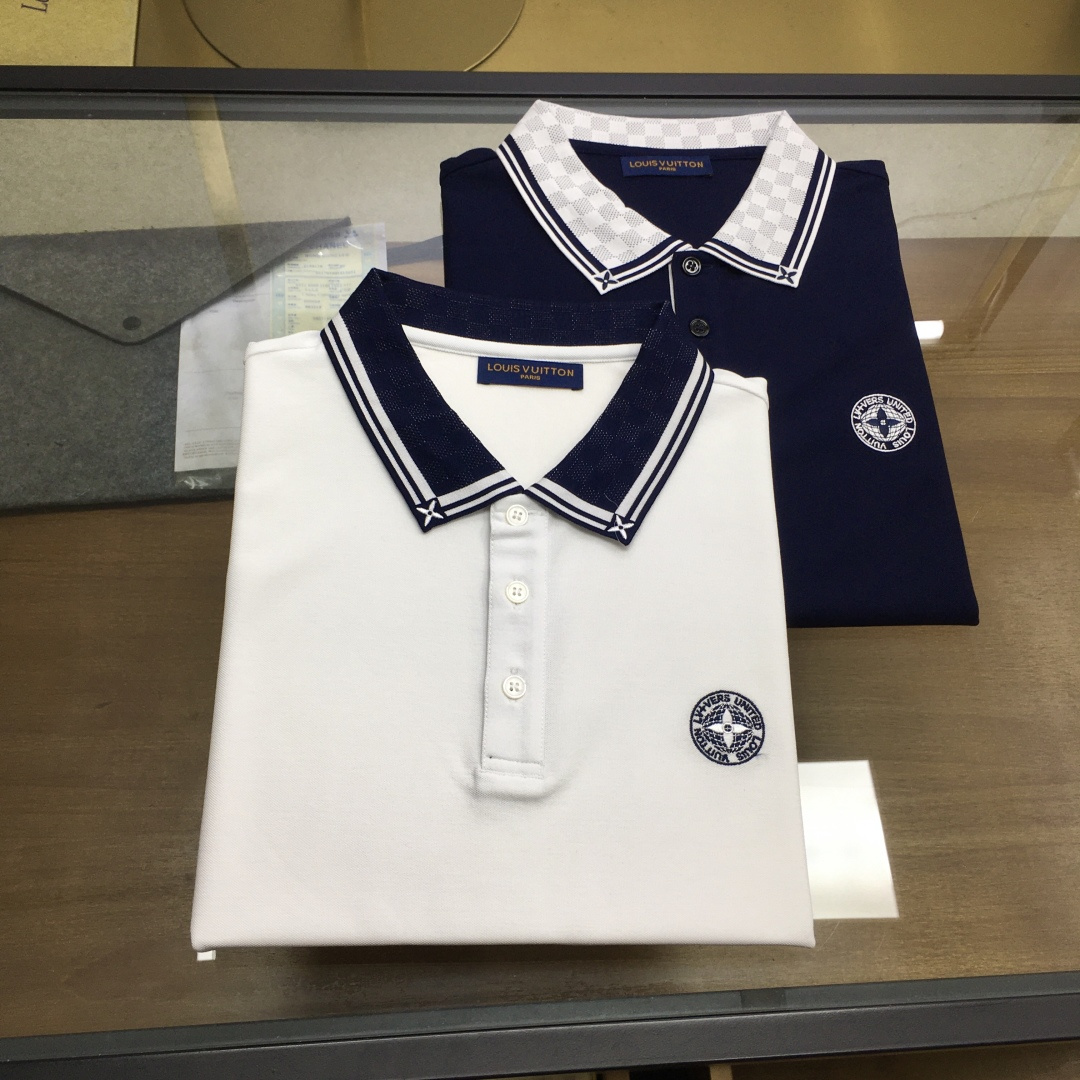 NO:834779,New products at the counter [L.v...] 2026 spring and summer new products, fashionable POLO/lapel short sleeves, advanced customization and versatile styles, anyone can easily control it, fully customized fabrics, luxury classic brand logo design on the chest, very classy and a must-have for those who know the goods!  The perfectly tailored version is very delicate, shows aura, and highlights the sophistication of business men. This is its uniqueness. It has just the right fit and a great upper body effect!  Counter size M-3XL.,,T-shirt,19860909专柜新品【L.v...】 2026春夏新品 时尚POLO/翻领短袖 高级定制百搭款式 任何人都可以轻松驾驭 面料全订制工艺 胸前奢华经典品牌logo设计,非常显档次懂货的必须入！版型完美剪裁 非常精致,显气场,又会凸显商务男士的精致,这就是独到之处,恰到好处的修身,上身效果非常赞！专柜尺码M-3XL.,,T-shirt,,Men's clothing