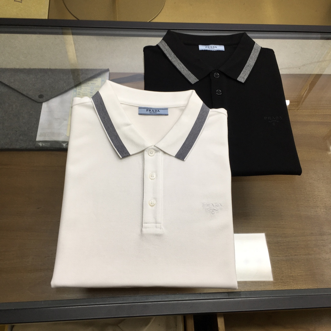 NO:834791,New products at the counter [Prad...] 2026 spring and summer new products, fashionable POLO/lapel short sleeves, advanced customization and versatile styles, anyone can easily control it, fully customized fabrics, luxury classic brand logo design on the chest, very classy and a must-have for those who know the goods!  The perfectly tailored version is very delicate, shows aura, and highlights the sophistication of business men. This is its uniqueness. It has just the right fit and a great upper body effect!  Counter size M-3XL., prada, T-shirt,19860909专柜新品【Prad...】 2026春夏新品 时尚POLO/翻领短袖 高级定制百搭款式 任何人都可以轻松驾驭 面料全订制工艺 胸前奢华经典品牌logo设计,非常显档次懂货的必须入！版型完美剪裁 非常精致,显气场,又会凸显商务男士的精致,这就是独到之处,恰到好处的修身,上身效果非常赞！专柜尺码M-3XL.,,prada,T-shirt,,Men's clothing