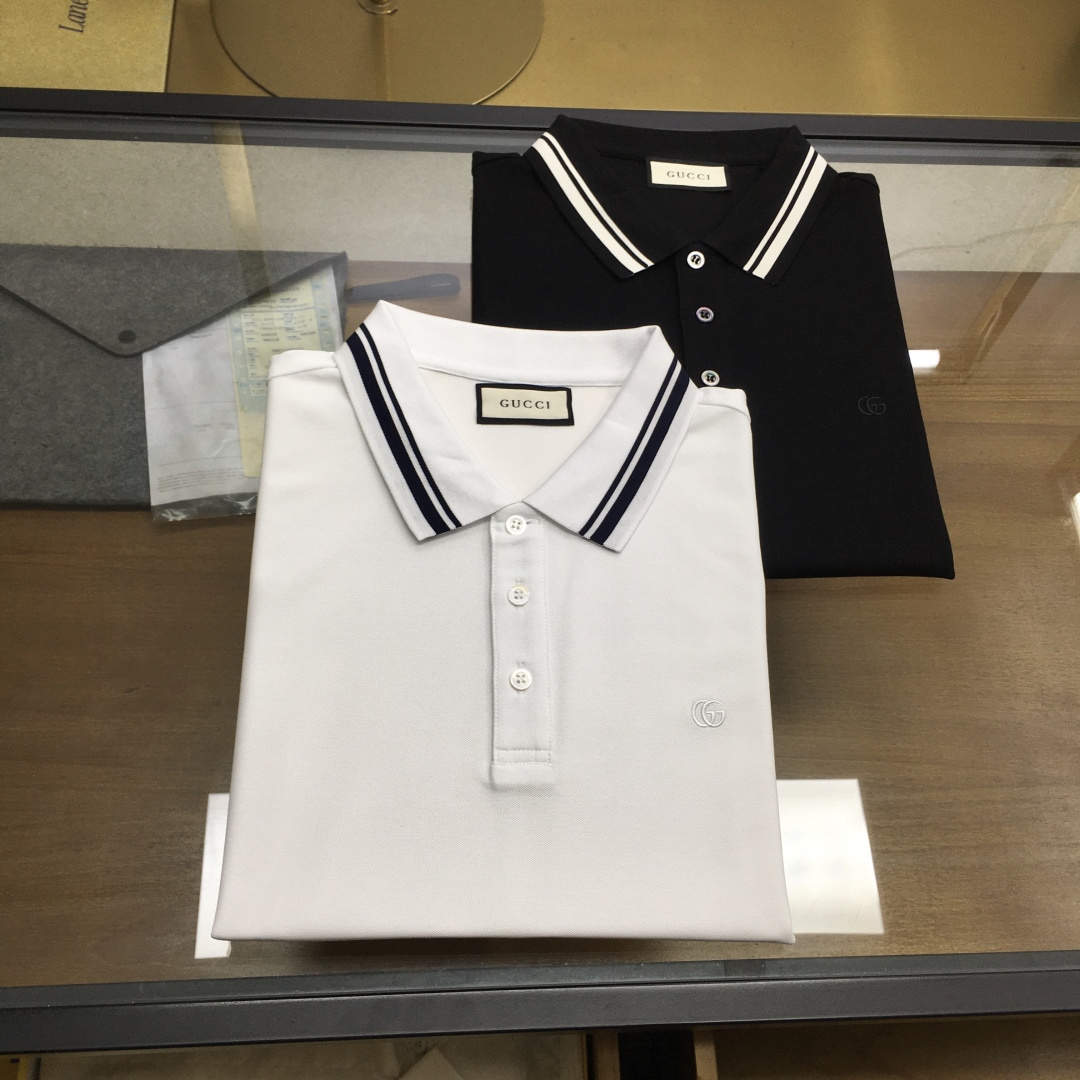 NO:834796,New products at the counter [Gu.ci...] 2026 spring and summer new products, fashionable POLO/lapel short sleeves, advanced customization and versatile styles, anyone can easily control it, fully customized fabrics, luxury classic brand logo design on the chest, very classy and a must-have for those who know the goods!  The perfectly tailored version is very delicate, shows aura, and highlights the sophistication of business men. This is its uniqueness. It has just the right fit and a great upper body effect!  Counter size M-3XL.,,T-shirt,19860909专柜新品【Gu.ci...】 2026春夏新品 时尚POLO/翻领短袖 高级定制百搭款式 任何人都可以轻松驾驭 面料全订制工艺 胸前奢华经典品牌logo设计,非常显档次懂货的必须入！版型完美剪裁 非常精致,显气场,又会凸显商务男士的精致,这就是独到之处,恰到好处的修身,上身效果非常赞！专柜尺码M-3XL.,,T-shirt,,Men's clothing