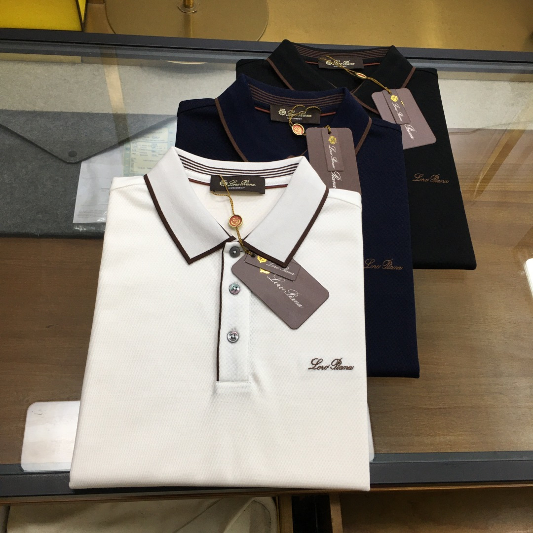 NO:914453,[New products from the counter] [LP] Premium products from trading company channels, from well-known families, pure pedigree quality, brand original products, 20256 new summer Lo*o Pi*na men's high-end business casual pique cotton lapel POLO shirt. A typical Italian style fashion, very sophisticated in fabric selection and craftsmanship, the overall shape has the strong aesthetic gene of the LP family, low-key and luxurious, elegant and noble, every detail is a testament to the brand's own high-end sense!  The high-grade materials imported from Egypt are selected from the finest long-staple cotton raw materials with excellent sunlight in the Nile River area. They are woven and dyed in a century-old Italian workshop. The fabric properties are all of the highest quality. The mesh structure is fine, natural and soft, the texture has excellent gloss, and it has perfect comfort and breathability. The tactile experience is self-evident!  The details are perfect, the selected high-grade mother-of-pearl buttons and the distinctive lapel design are quite elegant and high-end. The color matching is versatile. Each color can interpret a unique styling effect. It is a polo POLO shirt that highly highlights the temperament and taste. It is a perfect combination of business and leisure for urban high-end elites and petty bourgeoisie!  Color Size M L  XXL code: Bust 112cm - Shoulder width 48cm - Clothing length 70cm - Sleeve length 24cm XXXL code: Bust 116cm - Shoulder width 49cm - Clothing length 71cm - Sleeve length 25cm,,loro piana,19860909【专柜新品】【LP】 贸易公司渠道臻品,系出名门,纯正血统品质,品牌原产出品,20256夏季新款Lo*o Pi*na男士高端商务休闲珠地棉翻领POLO衫.颇具意大利典型风格的时装,在面料选取和工艺方面都相当考究,通体的造型有着 LP 家族强烈的美学基因,低调且奢华,优雅且高贵,每一个细节都在力证品牌自身的高级感！客供埃及进口高级物料,甄选尼罗河区域光照极好的上等长绒棉花原料,经过意大利百年工坊定织定染而成,面料属性皆为上乘,网眼结构细腻自然柔软,肌理光泽性极好,舒适性与透气性完美兼备,触感体验不言而喻！细节完美如斯,甄选的高级母贝纽扣,搭载特色的翻领设计,颇为优雅高级,配色万能百搭,每色都可诠释出别具一格的造型效果,非常凸显气质和品位的一款马球POLO衫,都市高端精英小资商务与休闲完美兼备！ 颜色 尺码M L XL XXL XXXL 尺码数据 M码:胸围100cm-肩宽45cm-衣长67cm-袖长21cm L码:胸围104cm-肩宽46cm-衣长68cm-袖长22cm XL码:胸围108cm-肩宽47cm-衣长69cm-袖长23cm XXL码:胸围112cm-肩宽48cm-衣长70cm-袖长24cm XXXL码:胸围116cm-肩宽49cm-衣长71cm-袖长25cm,,loro piana,,Men's clothing