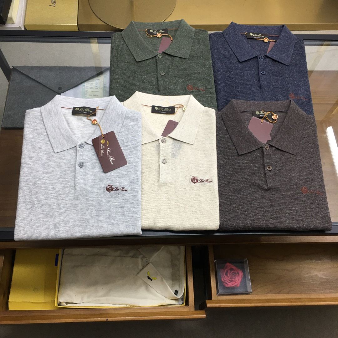NO:911205,New counter product [Lp] 2026 new men’s knitted short-sleeved fashionable classic lapel design!  High-end custom-made versatile style that anyone can easily control. Made of high-end knitted fabrics!  Luxurious classic brand LOGO design, very classy and a must buy for those who know the goods!  The tailoring is slim-fitting, very refined, shows off aura, and highlights the sophistication of business men. This is unique, it has just the right amount of slim fit, and the upper body effect is great!  Essentials SizeM-XXXL,,loro piana,T-shirt,19860909专柜新品【Lp】 2026新品男士针织短袖时尚经典翻领设计！高级定制百搭款式 任何人都可以轻松驾驭 采用高档针织面料！奢华经典品牌LOGO设计,非常显档次懂货的必须入！版型剪裁属于修身款 非常精致,显气场,又会凸显商务男士的精致,这就是独到之处,恰到好处的修身,上身效果非常赞！必备品 SizeM-XXXL,,loro piana,T-shirt,,Men's clothing