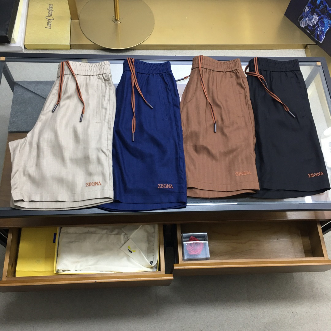 NO:914449,New products from the counter_[EZegn..] 26SS spring and summer new imported herringbone linen drawstring shorts, men's classic letter logo embroidered casual shorts and five-quarter pants!  Trading company channels are rare and available on the official website simultaneously!  In the scorching summer, everyone longs for shorts that are both comfortable and fashionable, and these linen shorts have undoubtedly become the favorite of many people who pursue quality life!  These shorts are made of custom-made herringbone linen fabric. After complex processing, these fibers are interwoven into a unique herringbone texture, which not only gives people a delicate and layered beauty visually, but also brings an unparalleled tactile experience!  In the hot summer, even if you wear it for a long time, you will not feel the slightest stuffiness or restraint!  The eye-catching letter logo embroidery on the trouser legs is definitely the finishing touch. It represents the brand’s profound cultural heritage and unique fashion concept!  The embroidery craftsmanship is even more exquisite, and the craftsmen put their efforts into every stitch and thread!  The elastic waistband is combined with the classic drawstring design of parallel bars. This design takes into account both comfort and fashion sense!  The elastic waistband can automatically adjust according to your waistline. Whether you are slim or slightly plump, you can easily control it without feeling tight or loose!  The fit-fitting cut has been carefully designed and repeatedly adjusted by professional designers, fully considering the principles of ergonomics. Whether it is the line of the hips, the circumference of the thighs or the length of the trouser legs, it is just right!  White/light card/green/dark coffee/brown/navy/black, 7 colors available!  Size M-3XL M size waist 74/80cm - hip 102cm - front 30cm - thigh 66cm - pants length 50cm L size waist 78/84cm - hips 105cm - front 31cm - thigh 67cm - pants length 51cm XL size waist 82/88cm - hips 108cm - front 31cm - thigh 68cm - pants length 52cm  XXL size waist 86/92cm-hips 111cm-front 32cm-thigh 70cm-pant length 53cm 3XL waist 90/96cm-hips 114cm-front 32cm-thigh 72cm-pant length 54cm Recommended size (standard version) Height 174-140 catties, try on L size!  Boys weighing less than 130 pounds should choose M size, 130-143 pounds should choose L size, 143-156 pounds should choose XL size, 156-170 pounds should choose XXL size, and 170-186 pounds should choose 3XL size!  ,,shorts,19860909专柜新品_【EZegn..】 26SS春夏新款进口人字纹亚麻抽绳短裤,男士经典字母徽标刺绣休闲短裤五分裤！贸易公司渠道稀出,同步官网发售！在骄阳似火的夏日,每个人都渴望拥有一款既舒适又时尚的短裤,而这款亚麻短裤无疑成为了众多追求品质生活人士的心头好！ 这款短裤采用了客供定制人字纹亚麻面料,经过复杂的工艺处理,这些纤维交织成了独特的人字纹纹理,不仅在视觉上给人一种精致且富有层次感的美感,更在触感上带来了无与伦比的体验！在炎炎夏日里,即使你长时间穿着它,也不会感到丝毫的闷热与束缚！裤腿处醒目的字母徽标刺绣绝对是点睛之笔,它代表着品牌深厚的文化底蕴与独特的时尚理念！刺绣工艺更是精湛绝伦,每一针每一线都倾注了工匠们的心血！松紧裤腰结合经典双杠元素抽绳设计,这种设计既考虑到了穿着的舒适性,又兼顾了时尚感！松紧裤腰能够根据你的腰围自动调节,无论你是身材苗条还是略显丰满,都能轻松驾驭,不会有紧绷或松垮的感觉！合身版型裁剪,经过了专业设计师的精心设计与反复调整,充分考虑了人体工程学原理,无论是臀部的线条、大腿的围度还是裤腿的长度,都恰到好处！白色/浅卡/绿色/深咖/棕红/藏青/黑色,7色入！尺码M-3XL M码腰围74/80cm-臀围102cm-前档30cm-大腿围66cm-裤长50cm L码腰围78/84cm-臀围105cm-前档31cm-大腿围67cm-裤长51cm XL码腰围82/88cm-臀围108cm-前档31cm-大腿围68cm-裤长52cm XXL码腰围86/92cm-臀围111cm-前档32cm-大腿围70cm-裤长53cm 3XL码腰围90/96cm-臀围114cm-前档32cm-大腿围72cm-裤长54cm 尺码推荐（标准版型） 身高174-140斤,试穿L码合适！ 男生体重130斤以内选择M码,130-143斤选择L码,143-156斤选择XL吗,156-170斤选择XXL码,170-186斤选择3XL码！,,shorts,,Men's clothing
