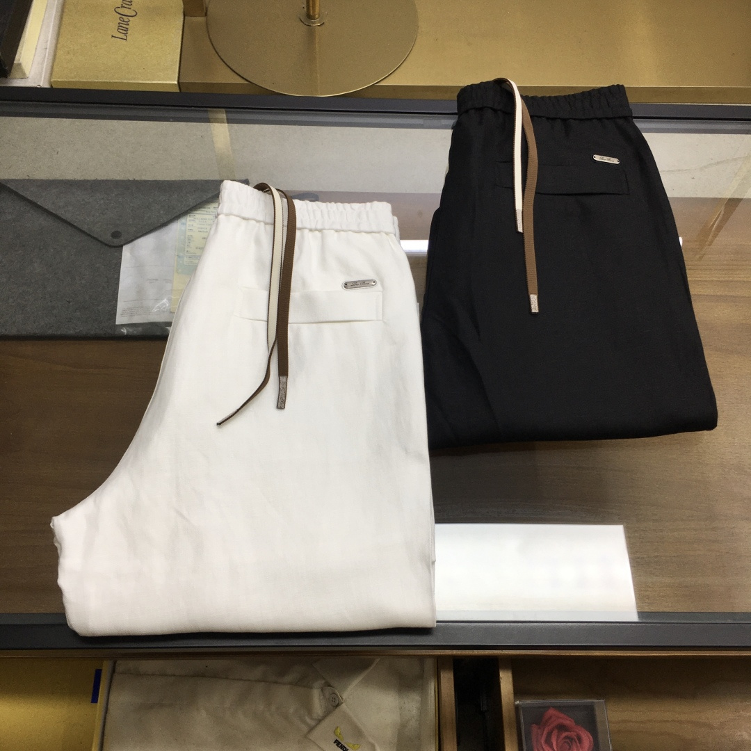 NO:914443,New products at the counter [-LP] 26SS spring and summer new imported lyocell linen blended drawstring casual trousers, men's embossed leather label drawstring waist slim straight casual trousers!  Trading company channels are rare and available on the official website simultaneously!  LP's new drawstring casual pants are like a low-key but outstanding gentleman, standing quietly in the closet, waiting to start a fashion journey with those who know how to appreciate it!  These casual pants are made of custom-made Lyocell linen blended fabric. Lyocell fiber is the 'darling' of the textile industry. It is derived from natural wood and follows environmental protection concepts during the production process, making it extremely environmentally friendly!  And flax is a natural fiber with a long history, and it has a simple and high-end temperament!  When lyocell and linen are perfectly combined, this comfortable and breathable fabric is born. When you touch it gently, the delicate touch feels like the spring breeze blowing on your cheek, soft and comfortable!  Wearing it is like being wrapped in a layer of soft clouds. Even in the hot summer, you can feel the slightest coolness, allowing your skin to breathe freely and stay away from the troubles of stuffiness and stickiness!  Take another look at its detailed design, every detail demonstrates the brand’s persistent pursuit of quality!  Metal zipper closures with branding engraved on the front and back pockets add a unique touch of detail to these casual pants!  Yarn-dyed embossed leather drawstring elastic waistband, both practical and beautiful!  The drawstring design allows the elasticity of the waistband to be freely adjusted. Whether you are slim or slightly plump, you can find the comfort level that best suits you!  The straight version design is like an eternal melody that will never go out of style!  The straight lines are simple and smooth, extending from the waist to the trouser legs. Without too many modifications, it can show a grand and capable temperament!  Pure white/off-white/navy blue/green/black, 5 colors included!  Size 48-58 Size 48 waist 74/80cm - hip 100cm - front 30cm - thigh 62cm - trouser length 101cm - trouser leg 41cm Size 50 waist 78/84cm - hip 104cm - front 30cm - thigh 64cm - trouser length 102cm - trouser leg 42cm  Size 52 waist 82/88cm - hip 108cm - front 31cm - thigh 66cm - trouser length 103cm - trouser leg 43cm Size 54 waist 86/92cm - hip 112cm - front 31cm - thigh 68cm - trouser length 104cm - trouser leg 44cm  Size 56 waist 90/96cm - hip 116cm - front 32cm - thigh 70cm - trouser length 105cm - trouser leg 45cm Size 58 waist 94/100cm - hip 120cm - front 32cm - thigh 72cm - trouser length 105cm - trouser leg 46cm Recommended size (standard version) Height 174-140 catties, try on size 50!  Boys weighing less than 130 pounds should choose size 48, 130-142 pounds should choose size 50, 142-154 pounds should choose size 52, 154-166 pounds should choose size 54, 166-178 pounds should choose size 56, and 178-190 pounds should choose size 58!  ,,loro piana,19860909专柜新品【-LP】 26SS春夏新款进口莱赛尔亚麻混纺抽绳休闲裤,男士压花皮标抽绳裤腰修身直筒休闲长裤！贸易公司渠道稀出,同步官网发售！LP新款抽绳休闲裤,宛如一位低调却气质出众的绅士,静静伫立在衣橱之中,等待着与懂得欣赏它的人开启一场时尚之旅！ 这款休闲裤采用客供定制莱赛尔亚麻混纺面料,莱赛尔纤维,那可是纺织界的“宠儿”,它源自天然木材,在生产过程中遵循环保理念,对环境极为友好！而亚麻更是有着悠久历史的天然纤维,自带一种质朴又高级的气质！当莱赛尔与亚麻完美融合,便诞生了这款舒适透气的面料,当你轻轻触摸它,那细腻的触感仿佛是春风拂过脸颊,轻柔而惬意！穿上它就像被一层轻柔的云朵包裹,即使在炎炎夏日,也能感受到丝丝凉意,让肌肤自由畅快地呼吸,远离闷热与黏腻的困扰！ 再瞧瞧它的细节设计,每一处都彰显着品牌对品质的执着追求！前后口袋处刻印着品牌字样的金属拉链开合,为这条休闲裤增添了一抹独特的细节感！色织压花皮标抽绳松紧裤腰,既实用又美观！抽绳的设计让裤腰的松紧可以自由调节,无论你是身材苗条还是略显丰满,都能找到最适合自己的舒适度！直筒版型设计,就像是一首永恒的旋律,永远不会过时！直筒的线条简洁流畅,从腰部一直延伸到裤脚,没有过多的修饰,却能展现出一种大气、干练的气质！纯白/米白/藏蓝色/绿色/黑色,5色入！尺码48-58 48码腰围74/80cm-臀围100cm-前档30cm-大腿围62cm-裤长101cm-裤脚41cm 50码腰围78/84cm-臀围104cm-前档30cm-大腿围64cm-裤长102cm-裤脚42cm 52码腰围82/88cm-臀围108cm-前档31cm-大腿围66cm-裤长103cm-裤脚43cm 54码腰围86/92cm-臀围112cm-前档31cm-大腿围68cm-裤长104cm-裤脚44cm 56码腰围90/96cm-臀围116cm-前档32cm-大腿围70cm-裤长105cm-裤脚45cm 58码腰围94/100cm-臀围120cm-前档32cm-大腿围72cm-裤长105cm-裤脚46cm 尺码推荐（标准版型） 身高174-140斤,试穿50码合适！ 男生体重130斤以内选择48码,130-142斤选择50码,142-154斤选择52码,154-166斤选择54码,166-178斤选择56码,178-190斤选择58码！,,loro piana,,Men's clothing
