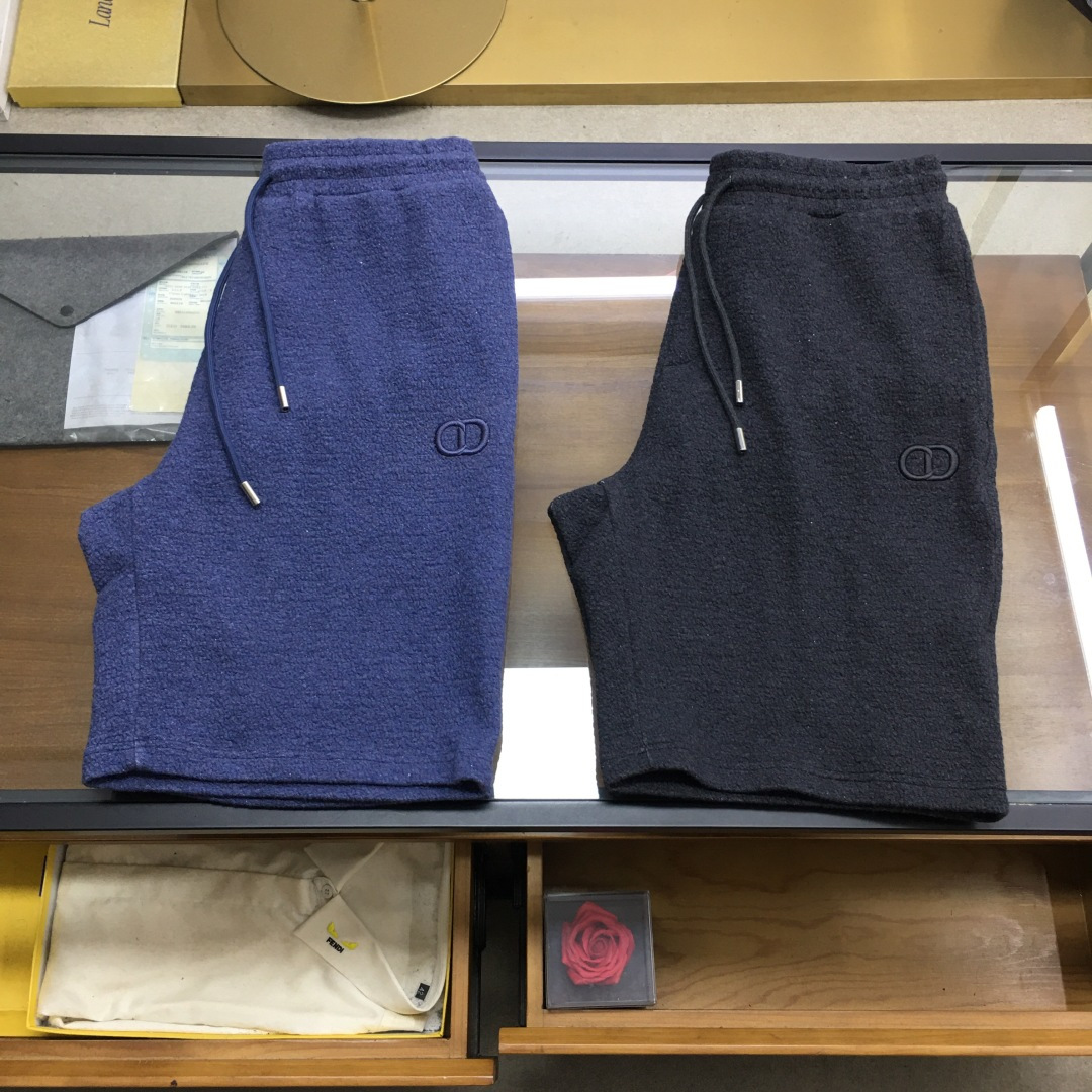 NO:844629,New product [Dio..r] Latest season 2026 spring/summer/SS plain wrinkled cotton jacquard C*D little bee shorts. Simple and fashionable shorts, made of exclusive and carefully customized expensive-grade plain wrinkled cotton jacquard fabric. The fabric is rich in color. The front panel is decorated with LOGO logo embroidery, and the back panel is exquisitely embroidered with the bee pattern to create a casual and fashionable look. Ugulan, color black M～3XL,, dior, shorts,19860909新品【Dio..r】 最新季2026春夏/SS 素皱棉提花C*D小蜜蜂短裤 简约时尚短裤单品,采用独家精心定制贵柜级素皱棉提花面料精心制作,面料色彩丰富,前幅饰以LOGO标识刺绣,后幅小蜜蜂图案精致刺绣,打造休闲时尚造型 乌古兰,彩黑色M～3XL,,dior,shorts,,Men's clothing