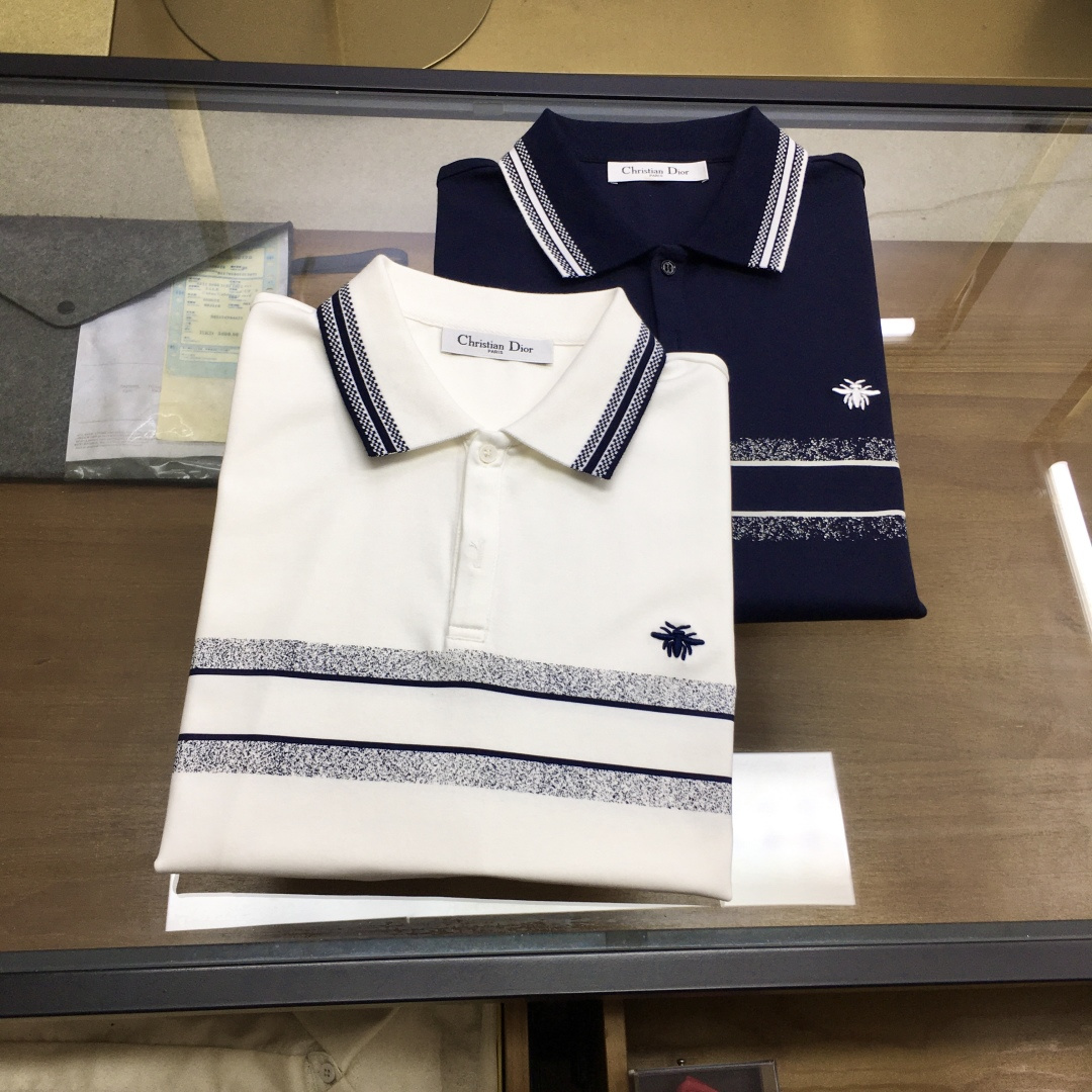 NO:844638,New Product [Dio..r] 2026 Spring/Summer/SS Latest Season Modal Tencel Pima Cotton C*D Little Bee Short Sleeve POLO Bee Embroidered Fashion POLO Item, classic and timeless, made of exclusive and carefully customized Modal Tencel Pima Cotton fabric. The chest and back panels are decorated with high-definition pattern prints. The collar and cuffs have old flower jacquard patterns. The details are in place to create a high-end fashion look.  White, royal blue M～3XL,, dior, T-shirt,19860909新品【Dio..r】 2026春夏/SS最新季 莫代尔天丝匹马棉C*D小蜜蜂短袖POLO 蜜蜂刺绣时尚POLO单品,经典永不过时采用独家精心定制莫代尔天丝匹马棉面料精心制作,胸前以及后幅饰以高定风格纹路印花,领子与袖口老花提花纹路,细节到位拿捏高级感时尚造型 白色,宝蓝色M～3XL,,dior,T-shirt,,Men's clothing