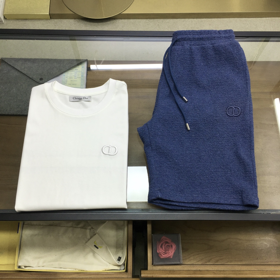 NO:844642,New suit tops and trousers [Dio..r] for sale 2026 spring and summer/SS latest season Modal Tencel Pima Cotton C*D Little Bee short-sleeved T-shirt shorts set Simple and fashionable T-shirt item, carefully made of exclusive and carefully customized Modal Tencel Pima Cotton fabric, with CD logo embroidery on the chest, high-definition style presbyopia pattern and exquisite little bee print on the back, for a high-end fashion look  Size M～3XL,,dior,shorts,T-shirt,tees,t-shirt,19860909新品套装上衣裤【Dio..r】拆卖 2026春夏/SS最新季 莫代尔天丝匹马棉C*D小蜜蜂短袖T恤短裤套装 简约时尚T恤单品,采用独家精心定制莫代尔天丝匹马棉面料精心制作,胸前饰以CD标识刺绣,后幅高定风格老花图案和精致小蜜蜂印花,拿捏高级感时尚造型 码数M～3XL,,dior,shorts,T-shirt,tees，t-shirt,,Men's clothing