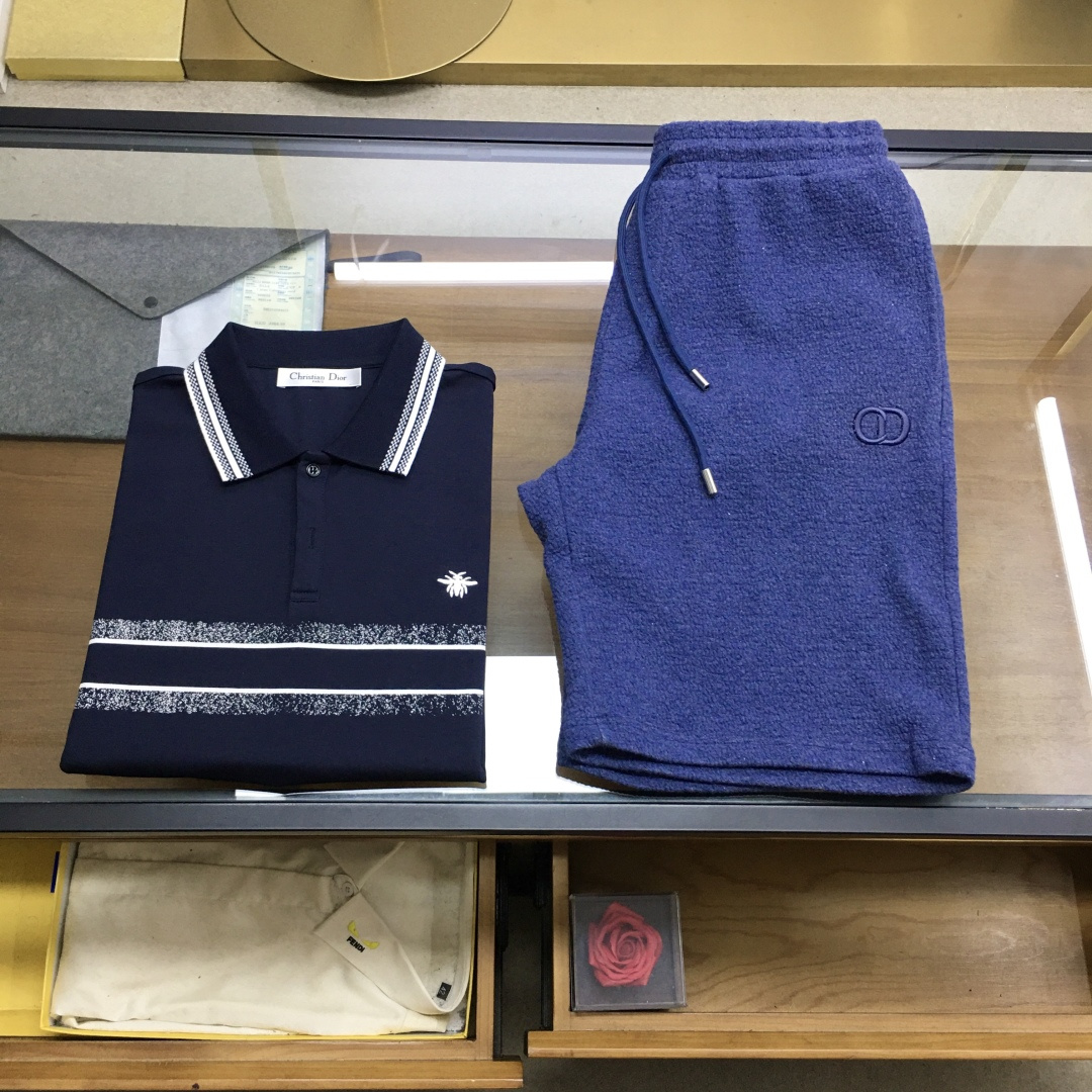 NO:844646,New suit tops and shorts [Dio..r] for sale 2026 spring and summer/SS latest season Modal Tencel Pima cotton C*D Little Bee short-sleeved POLO shorts suit Bee embroidered fashionable POLO item, classic and timeless. Made of exclusive and carefully customized Modal Tencel Pima cotton fabric, the chest and back panels are decorated with high-definition pattern prints, the collar and cuffs have old flower jacquard patterns, and the details are in place to create a high-end fashion look.  Size M～3XL,,dior,shorts,T-shirt,19860909新品套装上衣短裤【Dio..r】拆卖 2026春夏/SS最新季 莫代尔天丝匹马棉C*D小蜜蜂短袖POLO短裤套装 蜜蜂刺绣时尚POLO单品,经典永不过时采用独家精心定制莫代尔天丝匹马棉面料精心制作,胸前以及后幅饰以高定风格纹路印花,领子与袖口老花提花纹路,细节到位拿捏高级感时尚造型 码数M～3XL,,dior,shorts,T-shirt,,Men's clothing