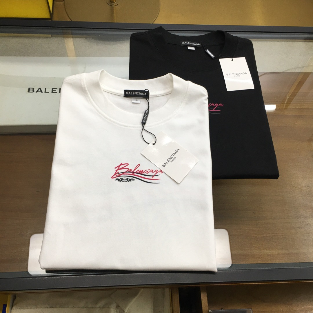 NO:914434,New product 'BLCA...' 2026 spring and summer new style debut counter, the latest short-sleeved round neck T-shirt, high-end customization, avant-garde and fashionable design!  The brand logo is designed with heavy craftsmanship. High-end custom-made selected pure cotton fabrics. Soft to the touch. Comfortable to wear. Exquisite stitching at the counter level. Fine workmanship. The upper body effect is incomparably handsome!  A must-have item for a stylish man!  Good news for fat people - as shown in the picture, size M-4XL (can wear up to 190 pounds), T-shirt, tees, t-shirt,19860909新品 《BLCA...》 2026春夏新款首发专柜最新款短袖圆领T恤 高端订制 设计前卫时尚！品牌logo重工艺设计 高端定制精选纯棉面料.手感柔软.穿着舒适.专柜级别精致车线.做工精细.上身效果无敌帅气！型男必备单品！胖子福音-- 如图 码数 M-4XL(最大可穿190多斤),,T-shirt,tees，t-shirt,,Men's clothing