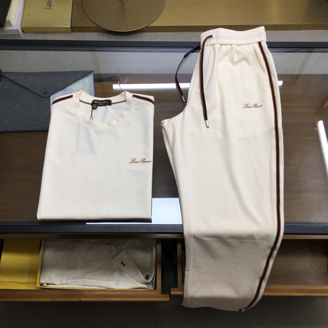 NO:834749,New product suit [LP] 2026 spring and summer counter new product suit, old money style low-key luxurious and relaxed sports suit. This suit is the essence of Loro Piana's iconic 'old money style' - not ostentatious, but full of high-end sense.  The fabric and texture are made of high-quality air-layer modal fabric, which feels soft and waxy like clouds, has just the right drape, is close to the skin, breathable and not sweaty. It can be used freely at home, light business or outdoor walking. It is not easy to deform and wrinkle after long-term wear, and can withstand the polishing of time.  Details and Design The classic round neck cut is neat and does not flatter the body shape. The cuffs and sides of the trousers are embellished with double orange and brown contrasting lines, which breaks the boring solid color and coincides with the brand's low-key luxury tone. The gold handwritten logo is embroidered on the chest and trousers with delicate and delicate strokes. It is a subtle expression of identity rather than deliberately showing off. The elastic waistband is matched with a drawstring of the same color, taking into account comfort and casualness, not constricting the waist or procrastinating, and suitable for various waist sizes.  Style and Scenario The navy blue color comes with a calm filter, and you can wear it with a sense of elegance without too many accessories. It perfectly fits the 'Old Money' attitude towards life - it is suitable for business commuting, leisure travel and other scenes. It can easily control a variety of styles and can even show up decently for a temporary appointment. This suit is 'the simpler, the more advanced'. It is unobtrusive but has its own recognition. It is a high-end feeling that people who know taste can get at a glance!  Size M-3XL Color blue-coffee-off-white,,loro piana,loro piana,19860909新品套装【LP】 2026春夏专柜新品套装,老钱风低调奢华松弛感运动套装,这件套装是Loro Piana标志性的「老钱风」精髓——不张扬,却处处透着高级感. 面料与质感甄选优质空气层含莫代尔面料,触感软糯如云朵,垂坠感恰到好处,贴肤透气不闷汗,日常居家、轻商务或户外漫步都能自在驾驭,久穿不易变形起皱,经得起时间的打磨. 细节与设计经典圆领剪裁利落不挑身形,袖口与裤侧点缀双股橙棕撞色线条,打破纯色沉闷,又暗合品牌低调奢华的调性；胸口与裤身同绣金色手写体Logo,笔触细腻精致,是身份的含蓄表达,而非刻意炫耀.松紧腰头搭配同色系抽绳,兼顾舒适与随性,不勒腰不拖沓,适配各种腰围. 风格与场景藏青色自带沉稳滤镜,无需过多配饰就能穿出贵气感,完美契合「Old Money」的生活态度——适配商务通勤、休闲出行等场景,轻松驾驭百变风格,甚至临时赴约也能体面出场. 这款套装是「越简单越高级」不张扬却自带辨识度,是懂品味的人一眼就能get的高级感！ 码数M-3XL 颜色兰色-咖色-米白色,,loro piana,loro piana,,Men's clothing
