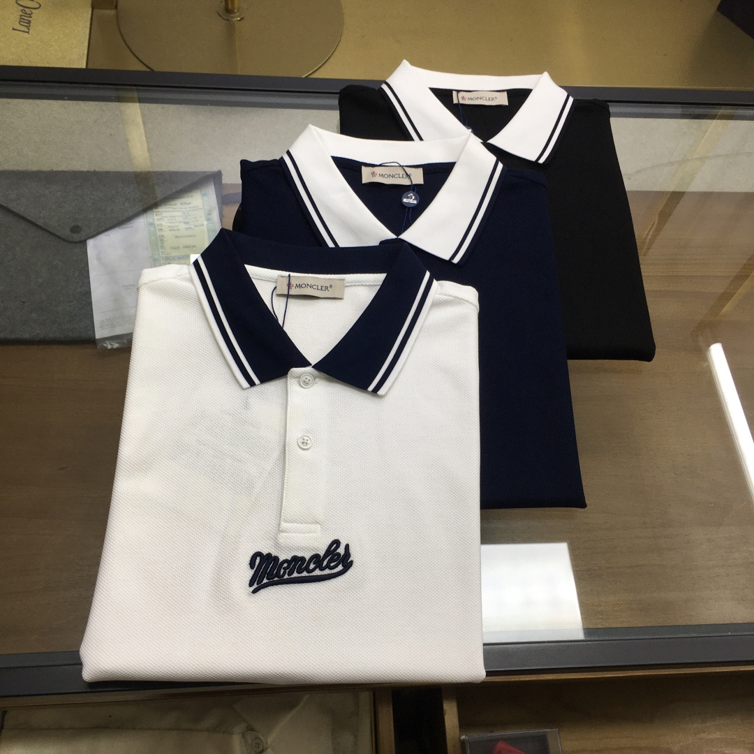 NO:834773,New products at the counter [Moncle...] 2026 spring and summer new products, fashionable POLO/lapel short sleeves, advanced customization and versatile styles, anyone can easily control it, fully customized fabrics, luxurious classic brand logo design on the chest, very classy and a must-have for those who know the goods!  The perfectly tailored version is very delicate, shows aura, and highlights the sophistication of business men. This is its uniqueness. It has just the right fit and a great upper body effect!  Counter size M-3XL.,,T-shirt,19860909专柜新品【Moncle...】 2026春夏新品 时尚POLO/翻领短袖 高级定制百搭款式 任何人都可以轻松驾驭 面料全订制工艺 胸前奢华经典品牌logo设计,非常显档次懂货的必须入！版型完美剪裁 非常精致,显气场,又会凸显商务男士的精致,这就是独到之处,恰到好处的修身,上身效果非常赞！专柜尺码M-3XL.,,T-shirt,,Men's clothing