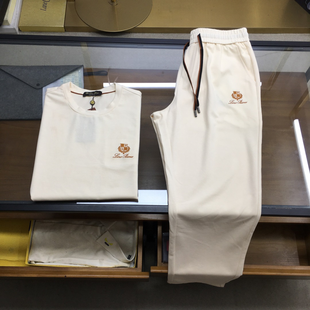 NO:834755,New product suit [LP] 2026 spring and summer counter new product suit, old money style low-key luxurious and relaxed sports suit. This suit is the essence of Loro Piana's iconic 'old money style' - not ostentatious, but full of high-end sense.  The fabric and texture are made of high-quality air-layer modal fabric, which feels soft and waxy like clouds, has just the right drape, is close to the skin, breathable and not sweaty. It can be used freely at home, light business or outdoor walking. It is not easy to deform and wrinkle after long-term wear, and can withstand the polishing of time.  Details and Design The classic round neck cut is neat and does not flatter the body shape. The cuffs and sides of the trousers are embellished with double orange and brown contrasting lines, which breaks the boring solid color and coincides with the brand's low-key luxury tone. The gold handwritten logo is embroidered on the chest and trousers with delicate and delicate strokes. It is a subtle expression of identity rather than deliberately showing off. The elastic waistband is matched with a drawstring of the same color, taking into account comfort and casualness, not constricting the waist or procrastinating, and suitable for various waist sizes.  The style and scene have its own calm filter, and you can wear it with a sense of elegance without too many accessories. It perfectly fits the 'Old Money' attitude towards life - it is suitable for business commuting, leisure travel and other scenes, and can easily control a variety of styles, and can even show up decently for temporary appointments. This suit is 'the simpler, the more advanced'. It is unobtrusive but has its own recognition. It is a high-end feeling that people who know taste can get at a glance!  Size M-3XL Color black-coffee-off-white,,loro piana,loro piana,19860909新品套装【LP】 2026春夏专柜新品套装,老钱风低调奢华松弛感运动套装,这件套装是Loro Piana标志性的「老钱风」精髓——不张扬,却处处透着高级感. 面料与质感甄选优质空气层含莫代尔面料,触感软糯如云朵,垂坠感恰到好处,贴肤透气不闷汗,日常居家、轻商务或户外漫步都能自在驾驭,久穿不易变形起皱,经得起时间的打磨. 细节与设计经典圆领剪裁利落不挑身形,袖口与裤侧点缀双股橙棕撞色线条,打破纯色沉闷,又暗合品牌低调奢华的调性；胸口与裤身同绣金色手写体Logo,笔触细腻精致,是身份的含蓄表达,而非刻意炫耀.松紧腰头搭配同色系抽绳,兼顾舒适与随性,不勒腰不拖沓,适配各种腰围. 风格与场景自带沉稳滤镜,无需过多配饰就能穿出贵气感,完美契合「Old Money」的生活态度——适配商务通勤、休闲出行等场景,轻松驾驭百变风格,甚至临时赴约也能体面出场. 这款套装是「越简单越高级」不张扬却自带辨识度,是懂品味的人一眼就能get的高级感！ 码数M-3XL 颜色黑色-咖色-米白色,,loro piana,loro piana,,Men's clothing