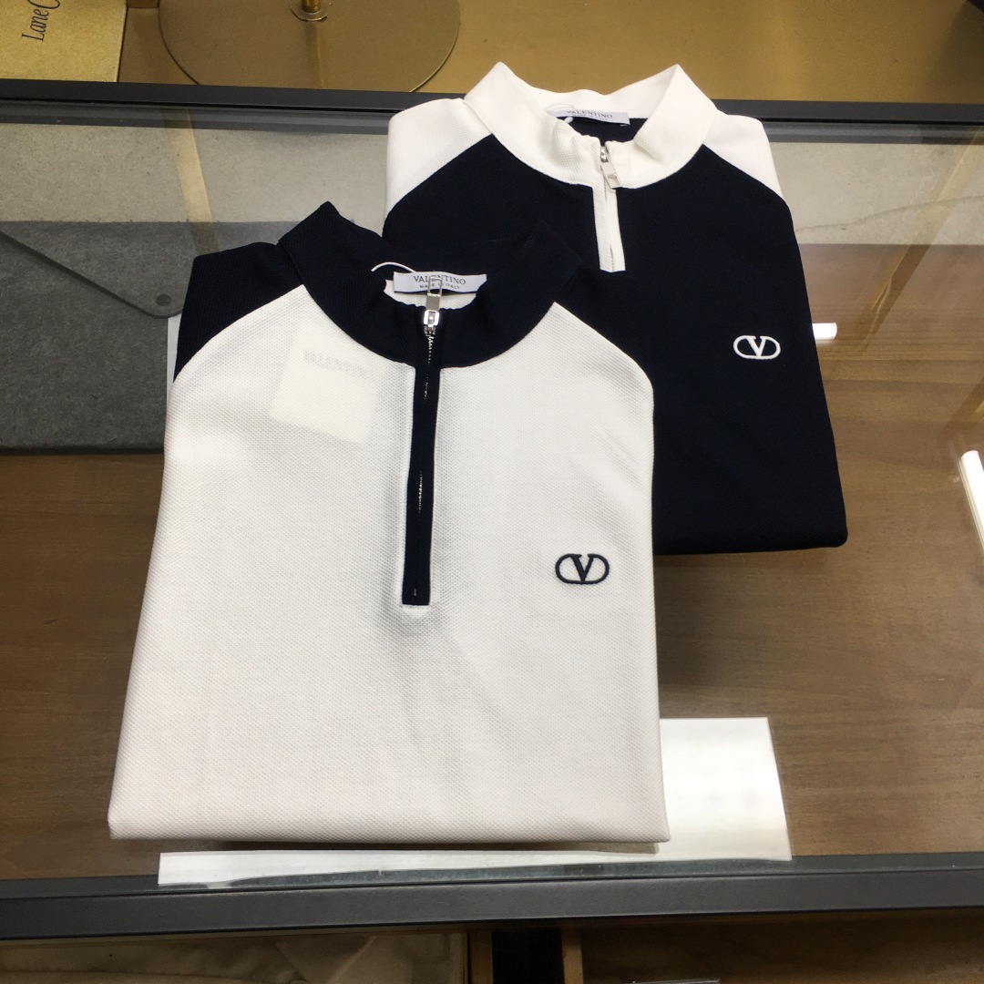 NO:834767,New products at the counter [VLTN...] 2026 spring and summer new products, fashionable POLO/lapel short sleeves, advanced customization and versatile styles, anyone can easily control it, fully customized fabrics, luxury classic brand logo design on the chest, very classy and a must-have for those who know the goods!  The perfectly tailored version is very delicate, shows aura, and highlights the sophistication of business men. This is its uniqueness. It has just the right fit and a great upper body effect!  Counter size M-3XL.,,T-shirt,19860909专柜新品【VLTN...】 2026春夏新品 时尚POLO/翻领短袖 高级定制百搭款式 任何人都可以轻松驾驭 面料全订制工艺 胸前奢华经典品牌logo设计,非常显档次懂货的必须入！版型完美剪裁 非常精致,显气场,又会凸显商务男士的精致,这就是独到之处,恰到好处的修身,上身效果非常赞！专柜尺码M-3XL.,,T-shirt,,Men's clothing