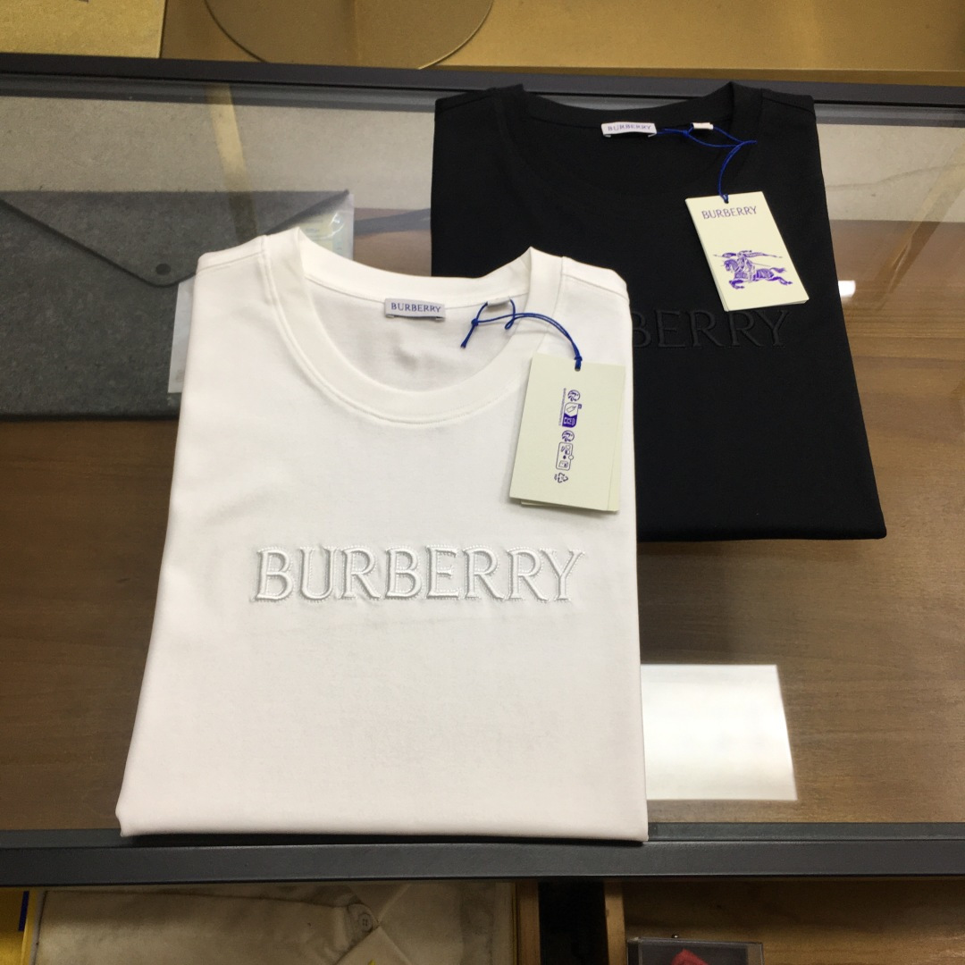 NO:911209,New counter product [BURBER...] 2026 spring and summer counter new product round neck short-sleeved fabric is made of Xinjiang long-staple cotton, with fiber length and strength far exceeding that of ordinary cotton. The fabric is anti-pilling, anti-stretching, and breathable and sweat-absorbent, making it suitable for summer wear. The woven fabric has both softness and stiffness, and is not too thin. At the same time, it retains the 'silky smooth' touch of long-staple cotton and is highly skin-friendly.  The brand's unique logo is sewn on the chest of this T-shirt, showing its simple and low-key charm. The exquisite brand letter logo, the overall low-key yet ingenious design. Size 48 50 52 54 56 Color black white, burberry, T-shirt, tees, t-shirt,19860909专柜新品【BURBER...】 2026春夏专柜新品圆领短袖 面料采用新疆长绒棉,纤维长度和强度远超普通棉,面料抗起球、抗拉伸,且透气吸汗,适合夏季穿着.织出的面料兼具柔软度与挺括感,不会过于单薄,同时保留长绒棉“丝绸般顺滑”的触感,亲肤性强. 这款T恤胸前缝制品牌独特标,彰显简约低调的魅力.精美的品牌字母logo,整体低调又不失设计巧思.  码数48 50 52 54 56 颜色黑色 白色,,burberry,T-shirt,tees，t-shirt,,Men's clothing