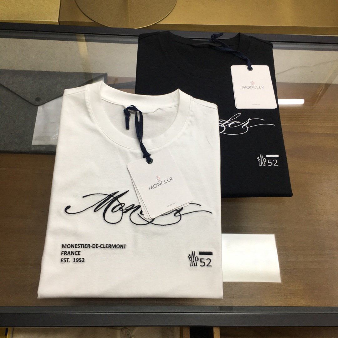 NO:911216,New counter product [MONCLE...] 2026 spring and summer new counter round neck short-sleeved fabric is made of Xinjiang long-staple cotton, with fiber length and strength far exceeding that of ordinary cotton. The fabric is anti-pilling, anti-stretching, and breathable and sweat-absorbent, making it suitable for summer wear. The woven fabric has both softness and stiffness, and is not too thin. At the same time, it retains the 'silky smooth' touch of long-staple cotton and is highly skin-friendly.  This T-shirt has the brand's unique logo sewn on the chest, highlighting its simple and low-key charm. The exquisite brand letter logo craftsmanship makes the overall low-key yet ingenious design. Code number 48 50 52 54 56 Color black white, T-shirt, tees, t-shirt,19860909专柜新品【MONCLE...】 2026春夏专柜新品圆领短袖 面料采用新疆长绒棉,纤维长度和强度远超普通棉,面料抗起球、抗拉伸,且透气吸汗,适合夏季穿着.织出的面料兼具柔软度与挺括感,不会过于单薄,同时保留长绒棉“丝绸般顺滑”的触感,亲肤性强. 这款T恤胸前缝制品牌独特标,彰显简约低调的魅力.精美的品牌字母logo工艺,整体低调又不失设计巧思.  码数48 50 52 54 56 颜色黑色 白色,,T-shirt,tees，t-shirt,,Men's clothing