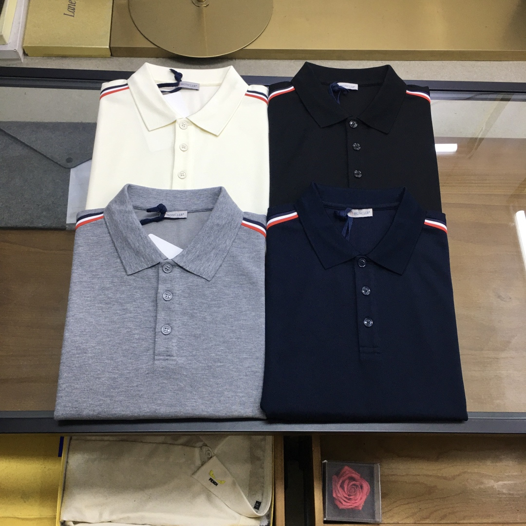NO:911221,New counter product [MONCLER] 2026 spring and summer counter men's new POLO shirt. This short-sleeved fabric is made of special mid-bead fabric with a honeycomb porous structure on the surface, which can quickly wick away sweat and dissipate heat. It is not sweaty when worn in summer. It has a stiffness, is not easy to collapse and deform, and has excellent wrinkle resistance. It does not require frequent ironing for daily wear. There is no sense of restraint during activities. The special texture shows a delicate sense of layering under light and shadow, making the clothing more light and luxurious. It is a common fabric choice for brand clothing.  The shoulder seams of this T-shirt are embossed with the MONCLER brand's classic three-color tape, highlighting the brand's unique charm. The sleeves are sewn with the brand's classic wool logo as an embellishment. With a high-density ribbed cuff collar, it is washable and prevents loosening. It is definitely your best choice for summer wear. The overall design is low-key and ingenious. Size 48 50 52 54 56 Color Black Beige Navy Gray Gray, T-shirt, tees, t-shirt,19860909专柜新品【MONCLER】 2026春夏专柜男士新品POLO衫, 这款短袖面料采用特殊中珠面料表面呈蜂巢状疏孔结构,能快速排汗、散发热量,夏季穿着不闷汗,自带挺括度,不易软塌变形,抗皱性优异,日常穿着无需频繁熨烫,活动时无束缚感,特殊纹理光影下呈现细腻的层次感,让服饰更具轻奢质感,是品牌服饰的常用面料选择. 这款T恤肩缝压了MONCLER品牌经典三色胶条,彰显品牌特性魅力,袖子缝制上品牌经典羊毛标作为点缀.加上高密度罗纹袖口领子,耐洗防松懈,绝对是你夏日穿搭的不二之选,整体低调又不失设计巧思.  码数48 50 52 54 56 颜色黑色 米黄 藏青 花灰,,T-shirt,tees，t-shirt,,Men's clothing