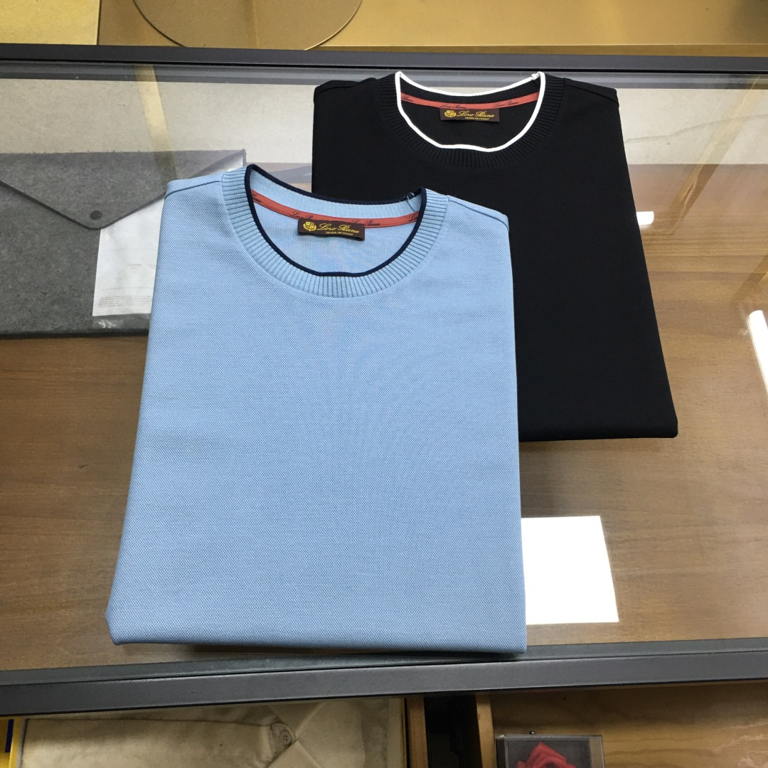 NO:911226,New counter product [LP] 2026 spring and summer new counter round neck T-shirt. The brand’s unique talent lies in its unremitting pursuit of simple luxury. The value it embodies has always been regarded as an extraordinary enjoyment in daily life. The three-dimensional concave and convex pineapple pattern texture of the specially selected and customized Zhonglu Zhudi fabric is visually superior.  It is rich in texture and grainy to the touch. The gap structure formed by jacquard weaving improves the breathability of the fabric. It is different from ordinary plain fabrics and has a fashionable design. It can also highlight the texture when made in solid colors. It adopts shaping technology to make it more energetic and capable to wear. The brand embroidery LOGO on the chest is exquisite and clear, highlighting the top brand craftsmanship, showing simplicity and elegance. It is the best choice for summer wear. Color Black Sky Blue Code Number 48 50 52 54 56  58,,loro piana,tees,t-shirt,19860909专柜新品【LP】 2026春夏专柜新品圆领T恤,品牌其独特天赋在于对简约奢华的不懈追求,它所体现的价值一直被视为日常生活中的非凡享受,精选定制中珠朱地面料立体的凹凸菠萝纹肌理,视觉上层 次丰富,触感有颗粒感,提花编织形成的缝隙结构提升了面料透气性,区别于普通平纹面料,自带时尚设计感,做纯色款也能凸显质感,采取定型工艺处理 穿着更显精神干练,胸口的品牌刺绣LOGO精美清晰,彰显顶级的大牌工艺,尽显简约高贵,是夏天穿搭的不二之选. 颜色 黑色 天蓝 码数48 50 52 54 56 58,,loro piana,tees，t-shirt,,Men's clothing