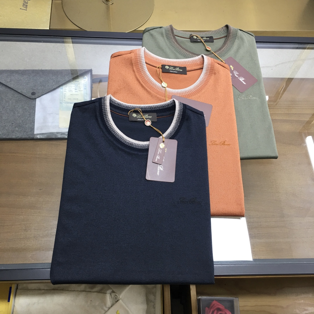 NO:911238,New products at the counter [LP]  The 2026 spring and summer counter new round-neck T-shirt. The brand's unique talent lies in its unremitting pursuit of simple luxury. The value it embodies has always been regarded as extraordinary enjoyment in daily life. It is a specially selected and customized Tencel long-staple cotton blended knitted fabric with a three-dimensional concave and convex pineapple pattern texture. It is visually rich and soft to the touch. The gap structure formed by jacquard weaving improves the breathability of the fabric. It is different from ordinary plain fabrics. It has a fashionable design sense. It can also highlight the texture when made in solid colors. It adopts shaping technology  Wearing makes you more energetic and capable. The brand embroidery LOGO on the chest is exquisite and clear, showing the top brand craftsmanship, showing simplicity and elegance. It is the best choice for summer wear. The color is as shown in the picture. The code number is 48 50 52 54 56 58, loro piana, tees, t-shirt,19860909专柜新品【LP】 2026春夏专柜新品圆领T恤,品牌其独特天赋在于对简约奢华的不懈追求,它所体现的价值一直被视为日常生活中的非凡享受,精选定制天丝长绒棉混纺针织面料,立体的凹凸菠萝纹肌理,视觉上层次丰富,触感柔软,提花编织形成的缝隙结构提升了面料透气性,区别于普通平纹面料,自带时尚设计感,做纯色款也能凸显质感,采取定型工艺处理 穿着更显精神干练,胸口的品牌刺绣LOGO精美清晰,彰显顶级的大牌工艺,尽显简约高贵,是夏天穿搭的不二之选. 颜色 如图 码数48 50 52 54 56 58,,loro piana,tees，t-shirt,,Men's clothing