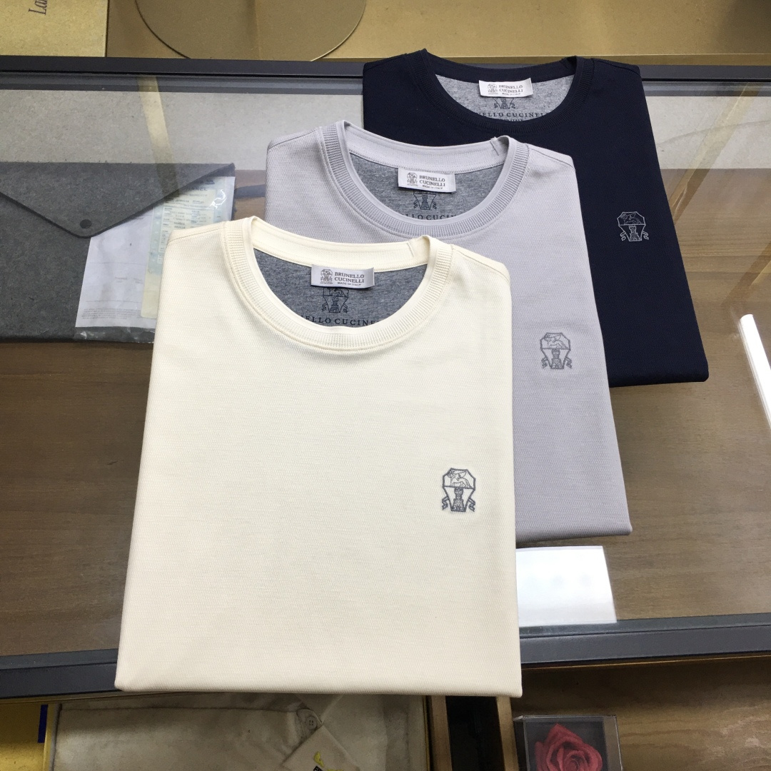 NO:911232,New products at the counter [BC]  The 2026 spring and summer counter new round-neck T-shirt. The brand's unique talent lies in its unremitting pursuit of simple luxury. The value it embodies has always been regarded as extraordinary enjoyment in daily life. It is a specially selected and customized Tencel long-staple cotton blended knitted fabric with a three-dimensional concave and convex pineapple pattern texture. It is visually rich and soft to the touch. The gap structure formed by jacquard weaving improves the breathability of the fabric. It is different from ordinary plain fabrics. It has a fashionable design sense. It can also highlight the texture when made in solid colors. It adopts shaping technology  Wearing makes you more energetic and capable. The brand embroidery LOGO on the chest is exquisite and clear, showing the top brand craftsmanship, showing simplicity and elegance. It is the best choice for summer wear. The color is as shown in the picture. The code number is 48 50 52 54 56 58, tees, t-shirt,19860909专柜新品【BC】 2026春夏专柜新品圆领T恤,品牌其独特天赋在于对简约奢华的不懈追求,它所体现的价值一直被视为日常生活中的非凡享受,精选定制天丝长绒棉混纺针织面料,立体的凹凸菠萝纹肌理,视觉上层次丰富,触感柔软,提花编织形成的缝隙结构提升了面料透气性,区别于普通平纹面料,自带时尚设计感,做纯色款也能凸显质感,采取定型工艺处理 穿着更显精神干练,胸口的品牌刺绣LOGO精美清晰,彰显顶级的大牌工艺,尽显简约高贵,是夏天穿搭的不二之选. 颜色 如图 码数48 50 52 54 56 58,,tees，t-shirt,,Men's clothing
