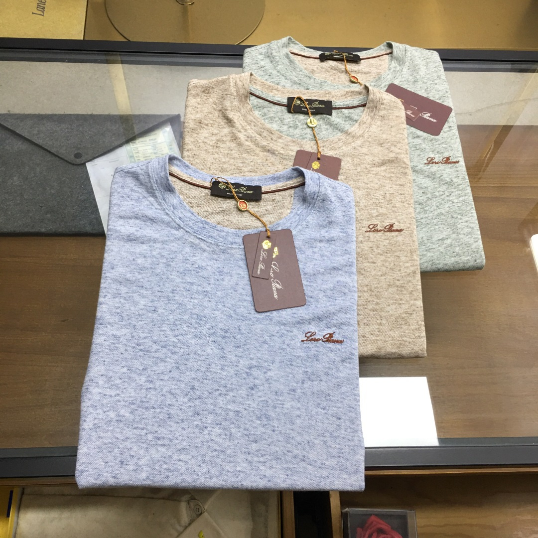 NO:911244,New products at the counter [LP]  The 2026 spring and summer counter new round-neck T-shirt. The brand's unique talent lies in its unremitting pursuit of simple luxury. The value it embodies has always been regarded as an extraordinary enjoyment in daily life. It is selected and customized with long-staple cotton blended fabrics with pearls and ruffles. The three-dimensional concave and convex pineapple texture is visually rich and soft to the touch. The gap structure formed by jacquard weaving improves the breathability of the fabric. It is different from ordinary plain fabrics. It has a fashionable design sense. It can also highlight the texture when made in solid colors. It adopts shaping technology  Wearing makes you more energetic and capable. The brand embroidery LOGO on the chest is exquisite and clear, showing the top brand craftsmanship, showing simplicity and elegance. It is the best choice for summer wear. The color is as shown in the picture. The code number is 48 50 52 54 56 58, loro piana, tees, t-shirt,19860909专柜新品【LP】 2026春夏专柜新品圆领T恤,品牌其独特天赋在于对简约奢华的不懈追求,它所体现的价值一直被视为日常生活中的非凡享受,精选定制中珠朱地长绒棉混纺面料,立体的凹凸菠萝纹肌理,视觉上层次丰富,触感柔软,提花编织形成的缝隙结构提升了面料透气性,区别于普通平纹面料,自带时尚设计感,做纯色款也能凸显质感,采取定型工艺处理 穿着更显精神干练,胸口的品牌刺绣LOGO精美清晰,彰显顶级的大牌工艺,尽显简约高贵,是夏天穿搭的不二之选. 颜色 如图 码数48 50 52 54 56 58,,loro piana,tees，t-shirt,,Men's clothing