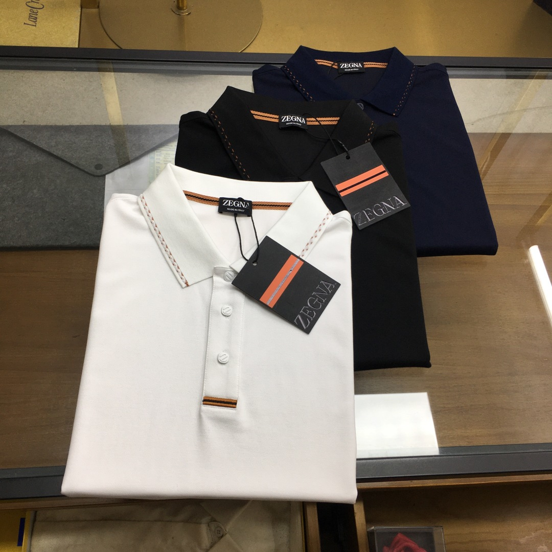 NO:911248,New counter product [ZEGNA] 2026 spring and summer counter new product lapel POLO short-sleeved T-shirt. The brand’s unique talent lies in its unremitting pursuit of simple luxury. The value it embodies has always been regarded as an extraordinary enjoyment in daily life. It has been carefully selected and customized with mercerized vermilion fabrics, three-dimensional concave and convex pineapple texture, and a visual upper layer.  It is rich in texture and grainy to the touch. The gap structure formed by jacquard weaving improves the breathability of the fabric. It is different from ordinary plain fabrics and has a fashionable design. It can also highlight the texture when made in solid colors. It adopts shaping technology to make it more energetic and capable. The brand embroidery LOGO on the chest is exquisite and clear, highlighting the top brand craftsmanship. It shows simplicity and elegance. It is the best choice for summer wear. Color Black Navy White Code Number 48 50 52 54 56  58,,T-shirt,tees,t-shirt,19860909专柜新品【ZEGNA】 2026春夏专柜新品翻领POLO短袖T恤,品牌其独特天赋在于对简约奢华的不懈追求,它所体现的价值一直被视为日常生活中的非凡享受,精选定制丝光朱地面料,立体的凹凸菠萝纹肌理,视觉上层 次丰富,触感有颗粒感,提花编织形成的缝隙结构提升了面料透气性,区别于普通平纹面料,自带时尚设计感,做纯色款也能凸显质感,采取定型工艺处理 穿着更显精神干练,胸口的品牌刺绣LOGO精美清晰,彰显顶级的大牌工艺,尽显简约高贵,是夏天穿搭的不二之选. 颜色 黑色 藏蓝 白色 码数48 50 52 54 56 58,,T-shirt,tees，t-shirt,,Men's clothing