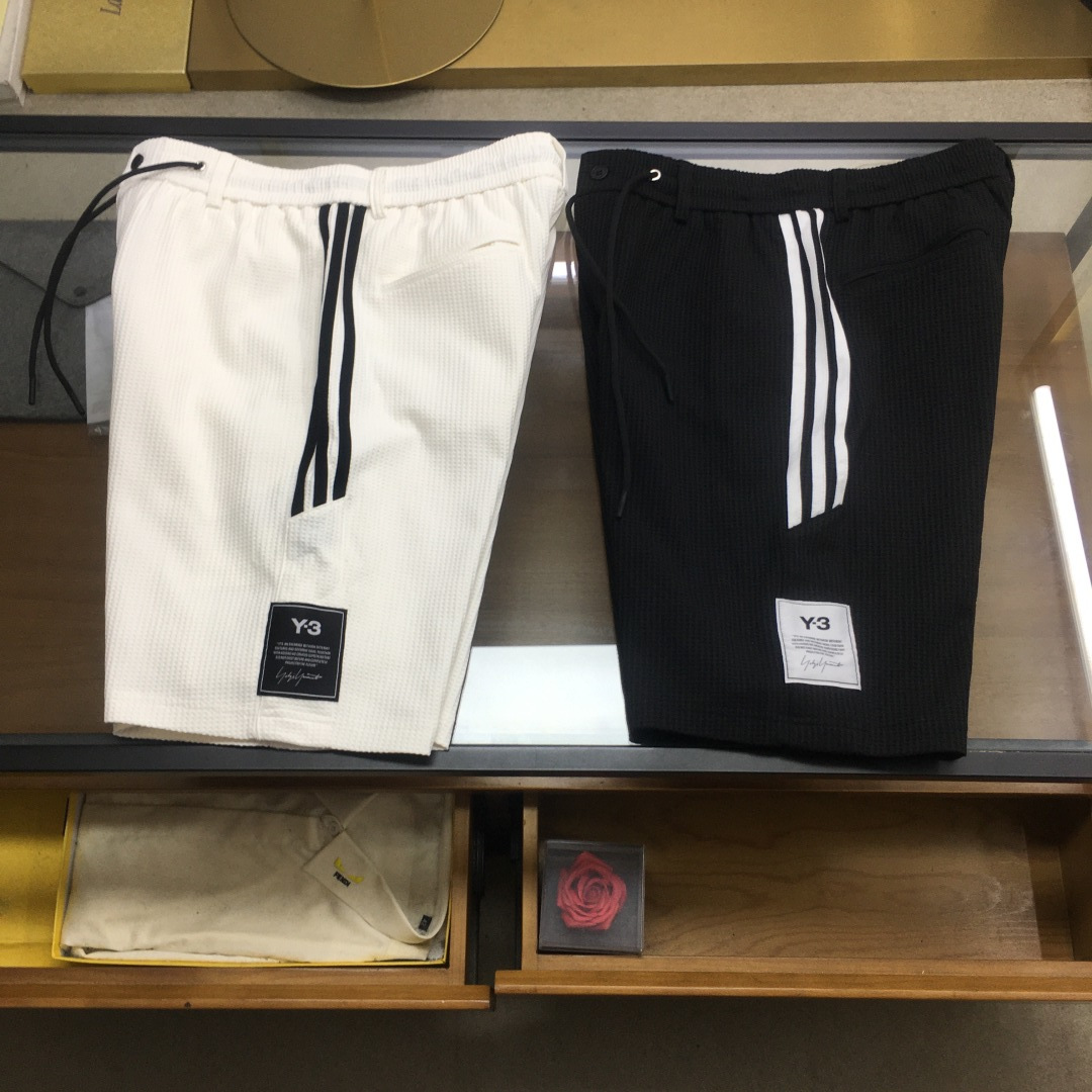 NO:914446,New shorts [Y-3] 2026 Spring/Summer/SS Y**3 Sports shorts with deconstructed design and classic three-stripes logo. Made of custom moisture-wicking and quick-drying technology waffle fabric, workwear-style design, 3M silicone LOGO on the back, classic three contrasting strips on both sides combined with irregular structure, and decorated with signature stamps, reflecting the design essence of Yamamoto Yohji and emphasizing style.  Black, white M-3XL,, shorts,19860909新品短裤【Y-3】 2026春夏/SS Y**3 解构设计与经典三道杠压条logo结合的运动短裤 采用定制吸湿排汗速干科技华夫格面料,工装感版型设计,后幅3M硅胶LOGO,两侧经典的三条撞色压条和不规则的结构相结合,并装饰签名章仔,体现山本耀司的设计精髓,强调风格 黑色,白色M-3XL,,shorts,,Men's clothing