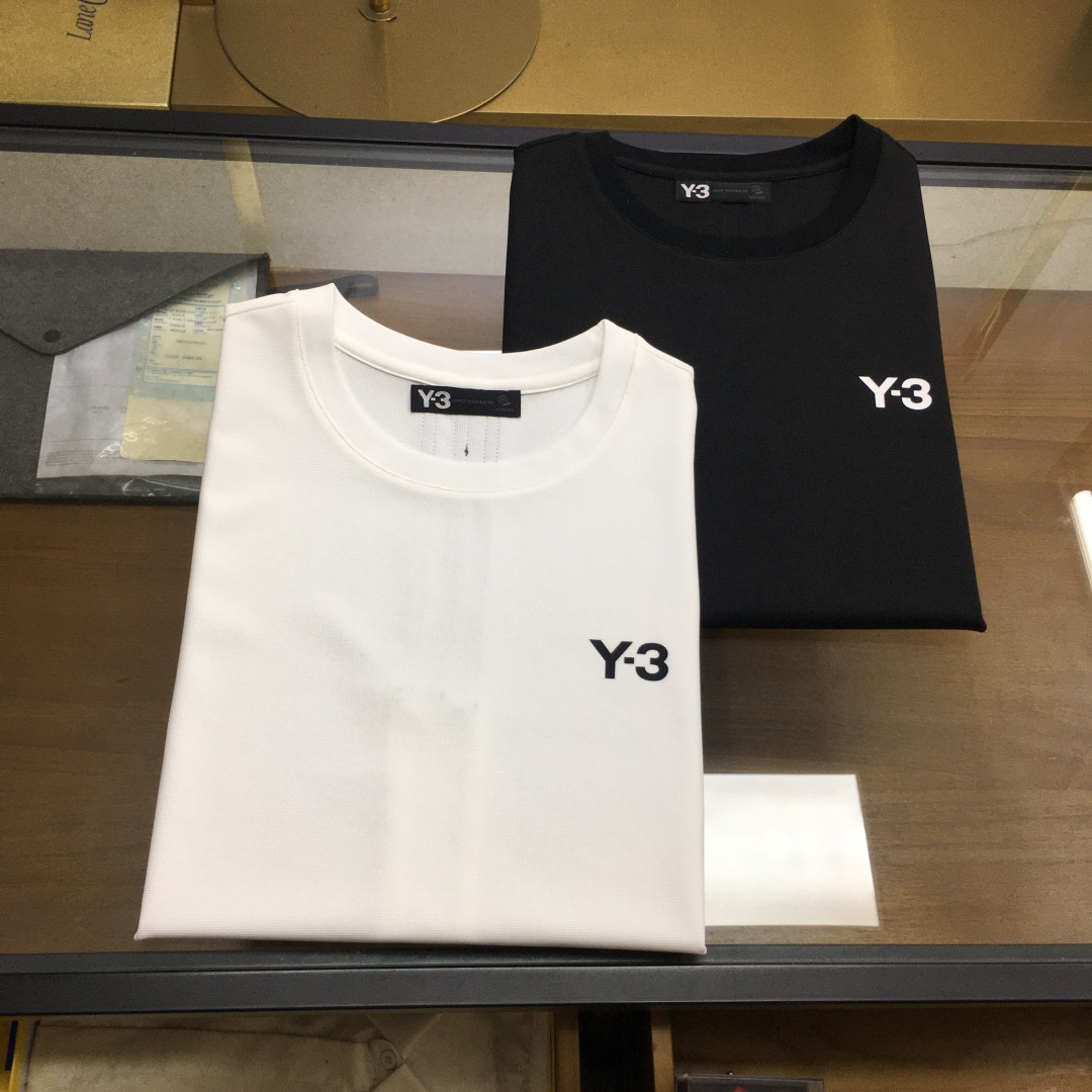 NO:914448,New Product [Y-3] 2026 Spring/Summer/SS Y**3 T-shirt that combines deconstructed design with the classic three-stripe logo. Made of custom moisture-wicking and quick-drying technology waffle fabric, 3M silicone LOGO on the front, classic three contrasting strips on the back combined with an irregular structure, and decorated with a signature seal, embodying the essence of Yohji Yamamoto's design and emphasizing the style. Black, white M-3XL,,19860909新品【Y-3】 2026春夏/SS Y**3 解构设计与经典三道杠压条logo结合的体恤 采用定制吸湿排汗速干科技华夫格面料,前幅3M硅胶LOGO,后幅经典的三条撞色压条和不规则的结构相结合,并装饰签名章仔,体现山本耀司的设计精髓,强调风格 黑色,白色M-3XL,,,Men's clothing