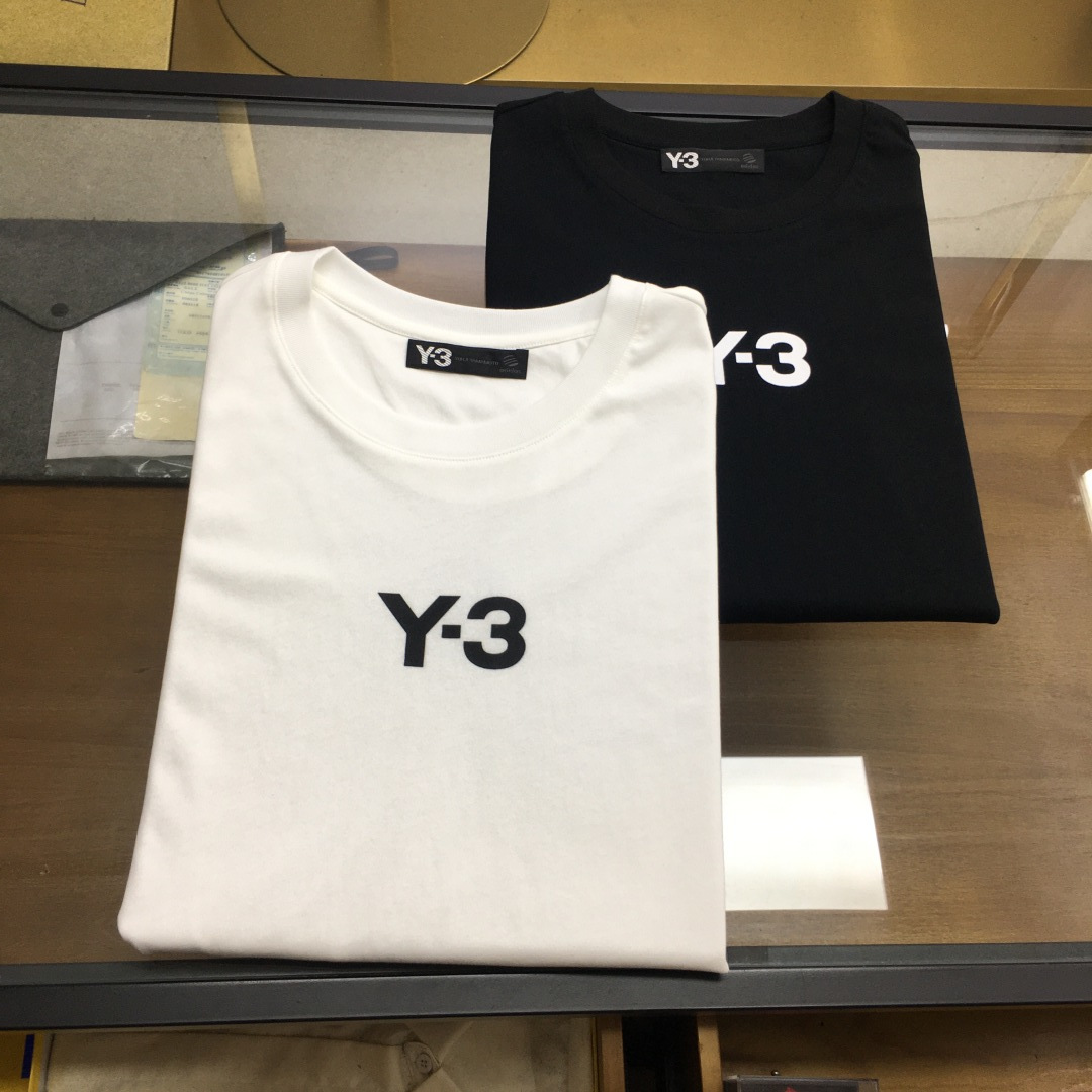 NO:914450,New Product [Y-3] 2026 Spring/Summer/SS Y**3 T-shirt that combines motorcycle aesthetic design with classic logo. It is made of customized moisture-wicking and strong-twisted 100% cotton fabric, with Y**3 LOGO on the front and classic circular retro patterns on the back. It also has handwritten signatures printed on the arms. The sporty fashion style reaches a new level, emphasizing style details. Black, white M-3XL,,19860909新品【Y-3】 2026春夏/SS Y**3 机车美学设计与经典logo结合的体恤 采用定制吸湿排汗强捻百分百棉面料,前幅Y**3 LOGO,后幅经典的圆形复古图案相结合,并在手臂印花手写体签名,运动时尚风玩出新高度,强调风格细节拉满 黑色,白色M-3XL,,,Men's clothing