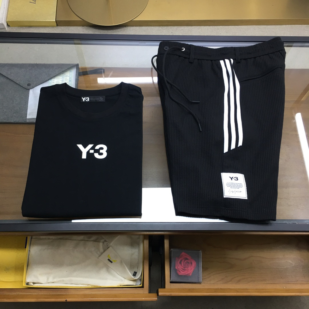 NO:914452,New suit top, shorts P [Y-3] for sale 2026 spring and summer/SS Y**3 T-shirt shorts suit that combines motorcycle aesthetic design with classic logo. Made of customized moisture-wicking and strong-twisted 100% cotton fabric, Y**3 LOGO on the front, classic round retro pattern on the back, and printed handwritten signature on the arms. Sports fashion style reaches a new level, emphasizing style details. Black M-3XL,,shorts,19860909新品套装上衣 短裤P【Y-3】拆卖 2026春夏/SS Y**3 机车美学设计与经典logo结合的体恤短裤套装 采用定制吸湿排汗强捻百分百棉面料,前幅Y**3 LOGO,后幅经典的圆形复古图案相结合,并在手臂印花手写体签名,运动时尚风玩出新高度,强调风格细节拉满 黑色M-3XL,,shorts,,Men's clothing