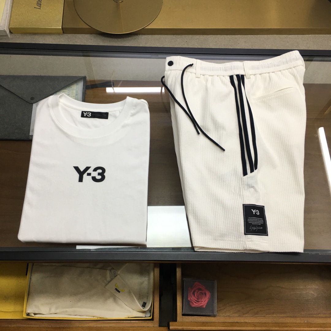 NO:914454,New suit top, shorts P [Y-3] for sale 2026 spring and summer/SS Y**3 T-shirt shorts suit that combines motorcycle aesthetic design with classic logo. It is made of customized moisture-wicking strong twisted 100% cotton fabric, Y**3 LOGO on the front, classic round retro pattern on the back, and handwritten signature printed on the arm. Sports fashion style reaches a new level, emphasizing style details. White M-3XL,,shorts,19860909新品套装上衣 短裤P【Y-3】拆卖 2026春夏/SS Y**3 机车美学设计与经典logo结合的体恤短裤套装 采用定制吸湿排汗强捻百分百棉面料,前幅Y**3 LOGO,后幅经典的圆形复古图案相结合,并在手臂印花手写体签名,运动时尚风玩出新高度,强调风格细节拉满 白色M-3XL,,shorts,,Men's clothing