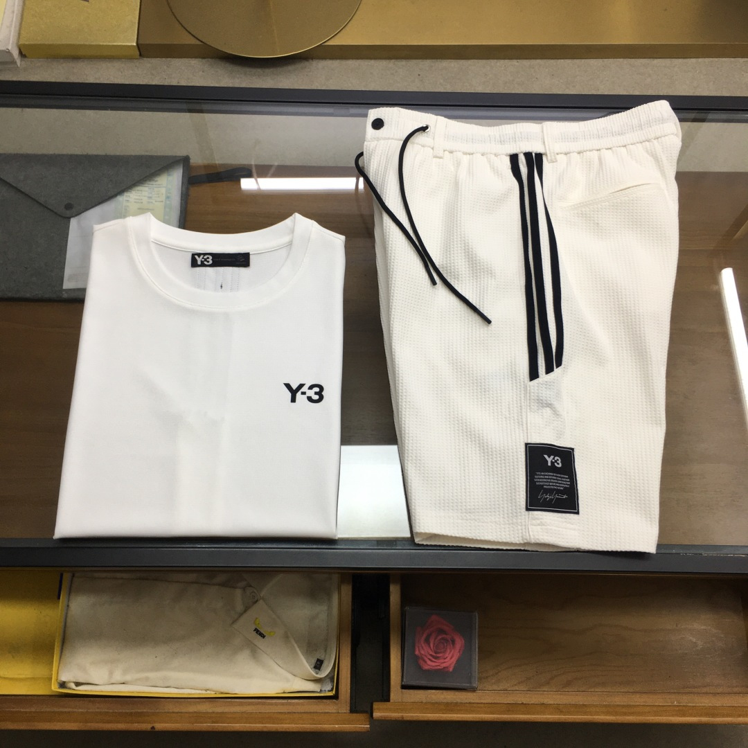 NO:914456,New product suit tops and shorts [Y-3] for sale 2026 Spring/Summer/SS Y**3 T-shirt shorts set with deconstructed design and classic three-stripe taping logo. Made of custom moisture-wicking and quick-drying technology waffle fabric, 3M silicone LOGO on the front, classic three contrasting strips on the back combined with irregular structure, and decorated with signature stamps, reflecting the essence of Yohji Yamamoto's design and emphasizing style.  Black, white M-3XL,, shorts,19860909新品套装上衣短裤【Y-3】拆卖 2026春夏/SS Y**3 解构设计与经典三道杠压条logo结合的体恤短裤套装 采用定制吸湿排汗速干科技华夫格面料,前幅3M硅胶LOGO,后幅经典的三条撞色压条和不规则的结构相结合,并装饰签名章仔,体现山本耀司的设计精髓,强调风格 黑色,白色M-3XL,,shorts,,Men's clothing