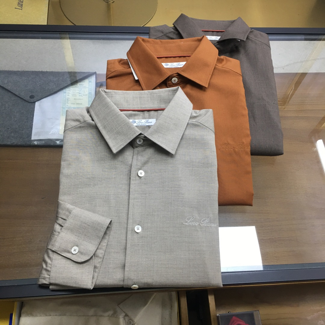 NO:914440,New shirt [LP...] 26SS spring and summer men's business casual poplin cotton [wool included] shirt, pure blood, official new product in 26 years, classic evergreen ace product!  A shirt that is very in line with the aesthetic tone. The styling design perfectly follows the essence. The iconic embroidery logo process is quite recognizable and flaunts your identity!  The top-notch poplin fabrics are supplied by customers. They are made of high-quality cotton raw materials with excellent light. They are custom-woven and dyed in a century-old workshop. They are full of cotton feel, comfortable and breathable, extremely delicate to the touch, and have excellent skin-friendliness!  The details are exquisite and exquisite, the seams are tight, the tailoring is first-class, every inch is just right, the body is slim and fit, the lines are smooth and clean, it is an invincible and versatile type, both elegant and harmonious, both business and leisure, the compatibility with bottoms is extremely high, it is a must-have basic item for men's wardrobe!  Size M-3XL,,loro piana,shirts,19860909新品衬衫【LP...】 26SS春夏男士商务休闲府绸棉【含羊毛】衬衫,纯正血统,26年官方新品,经典常青王牌产物！ 极符合美学基调的一款衬衫,造型设计完美沿袭了精髓,标志性刺绣logo工艺,颇具辨识度且标榜了身份！ 客供顶尖府绸面料,选用光照极好的上等棉花原料,经过百年工坊定织定染而成,棉感十足,舒适性与透气性兼备,触感极为细腻,亲肤性绝佳！ 细节工艺精致考究,严丝合缝,剪裁一流,每一寸都拿捏的恰到好处,修身亦合体,线条感流畅干净,无敌的百搭类型,亦庄亦谐,商务与休闲兼备,与下装兼容空间极高,男人衣橱必备的基础单品！ 尺码M-3XL,,loro piana,shirts,,Men's clothing