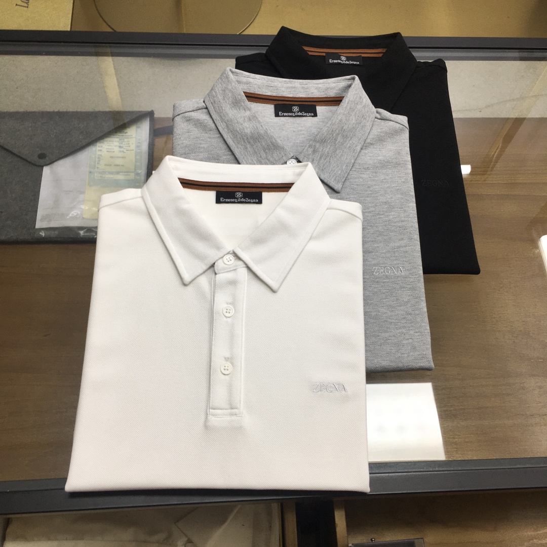 NO:914444,New products at the counter [Zegn] 2026 spring and summer new products, fashionable POLO/lapel short sleeves, advanced customization and versatile styles, anyone can easily control it, fully customized fabrics, luxurious classic brand logo design on the chest, very classy and a must-have for those who know the goods!  The perfectly tailored version is very delicate, shows aura, and highlights the sophistication of business men. This is its uniqueness. It has just the right fit and a great upper body effect!  Counter size M-3XL.,,T-shirt,19860909专柜新品【Zegn】 2026春夏新品 时尚POLO/翻领短袖 高级定制百搭款式 任何人都可以轻松驾驭 面料全订制工艺 胸前奢华经典品牌logo设计,非常显档次懂货的必须入！版型完美剪裁 非常精致,显气场,又会凸显商务男士的精致,这就是独到之处,恰到好处的修身,上身效果非常赞！专柜尺码M-3XL.,,T-shirt,,Men's clothing
