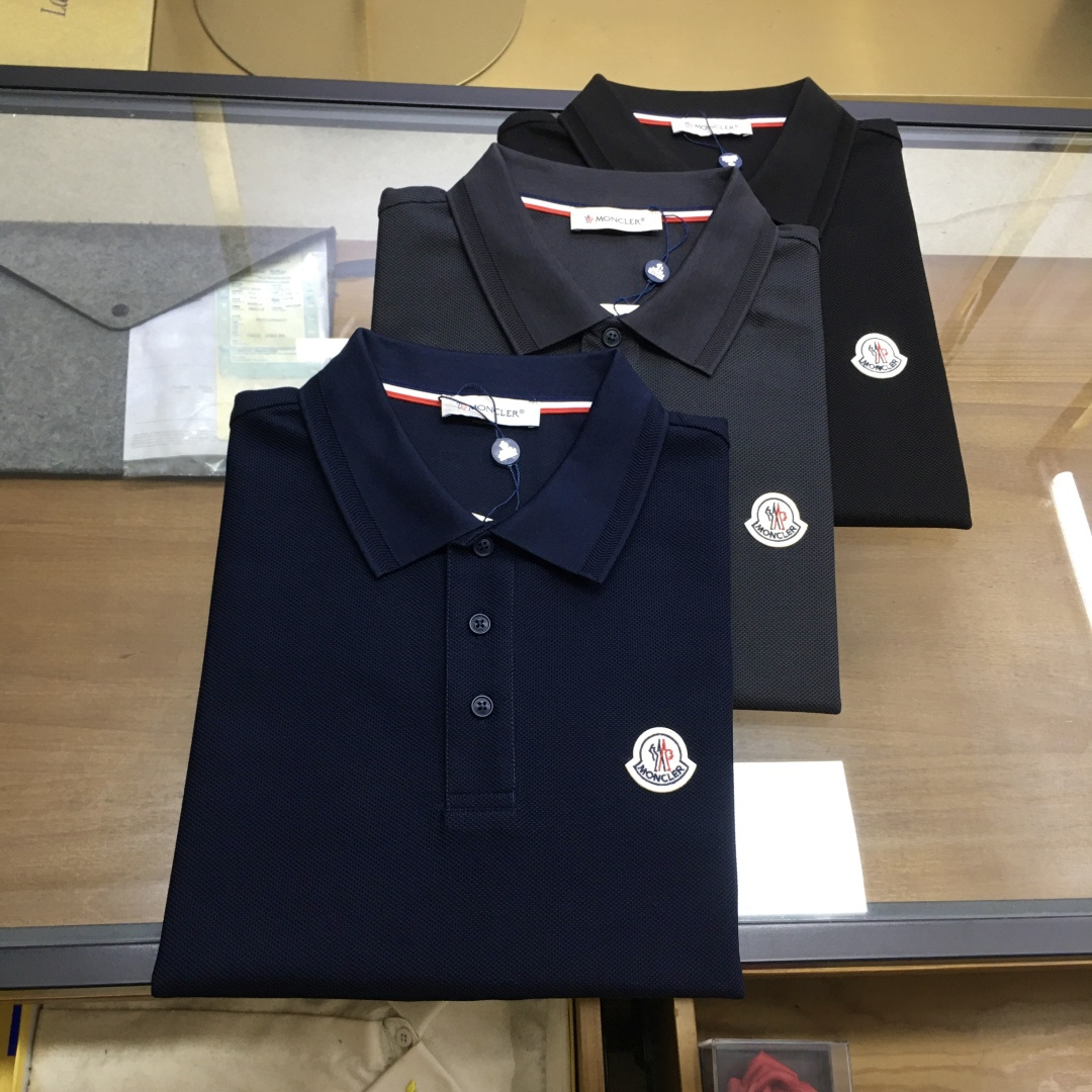 NO:847093,New products at the counter [Moncle...] 2026 spring and summer new products, fashionable POLO/lapel short sleeves, advanced customization and versatile styles, anyone can easily control it, fully customized fabrics, luxurious classic brand logo design on the chest, very classy and a must-have for those who know the goods!  The perfectly tailored version is very delicate, shows aura, and highlights the sophistication of business men. This is its uniqueness. It has just the right fit and a great upper body effect!  Counter size M-3XL.,,T-shirt,19860909专柜新品【Moncle...】 2026春夏新品 时尚POLO/翻领短袖 高级定制百搭款式 任何人都可以轻松驾驭 面料全订制工艺 胸前奢华经典品牌logo设计,非常显档次懂货的必须入！版型完美剪裁 非常精致,显气场,又会凸显商务男士的精致,这就是独到之处,恰到好处的修身,上身效果非常赞！专柜尺码M-3XL.,,T-shirt,,Men's clothing