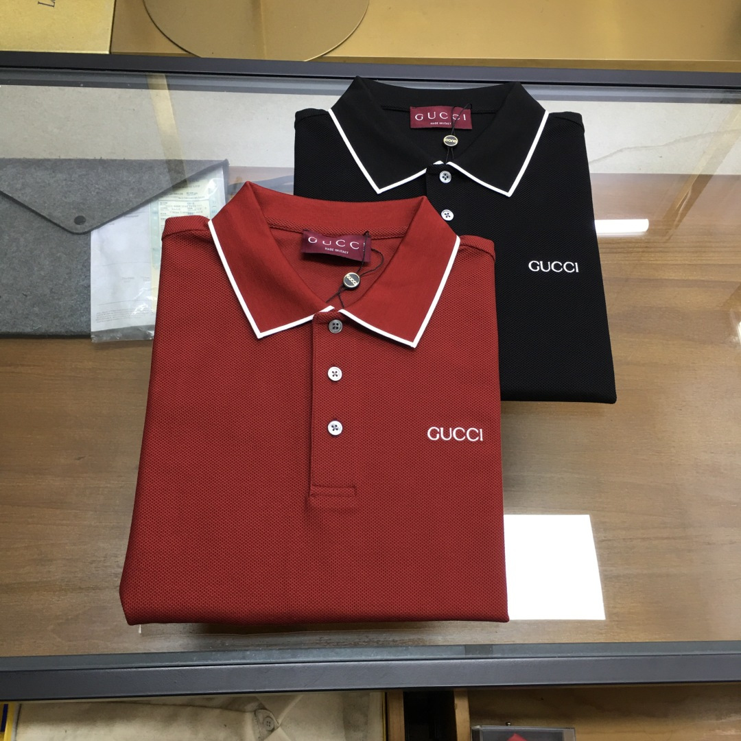 NO:847097,New products at the counter [Guc.i...] 2026 spring and summer new products, fashionable POLO/lapel short sleeves, advanced customization and versatile styles, anyone can easily control it, fully customized fabrics, luxury classic brand logo design on the chest, very classy and a must-have for those who know the goods!  The perfectly tailored version is very delicate, shows aura, and highlights the sophistication of business men. This is its uniqueness. It has just the right fit and a great upper body effect!  Counter size M-3XL.,,gucci,T-shirt,19860909专柜新品【Guc.i...】 2026春夏新品 时尚POLO/翻领短袖 高级定制百搭款式 任何人都可以轻松驾驭 面料全订制工艺 胸前奢华经典品牌logo设计,非常显档次懂货的必须入！版型完美剪裁 非常精致,显气场,又会凸显商务男士的精致,这就是独到之处,恰到好处的修身,上身效果非常赞！专柜尺码M-3XL.,,gucci,T-shirt,,Men's clothing