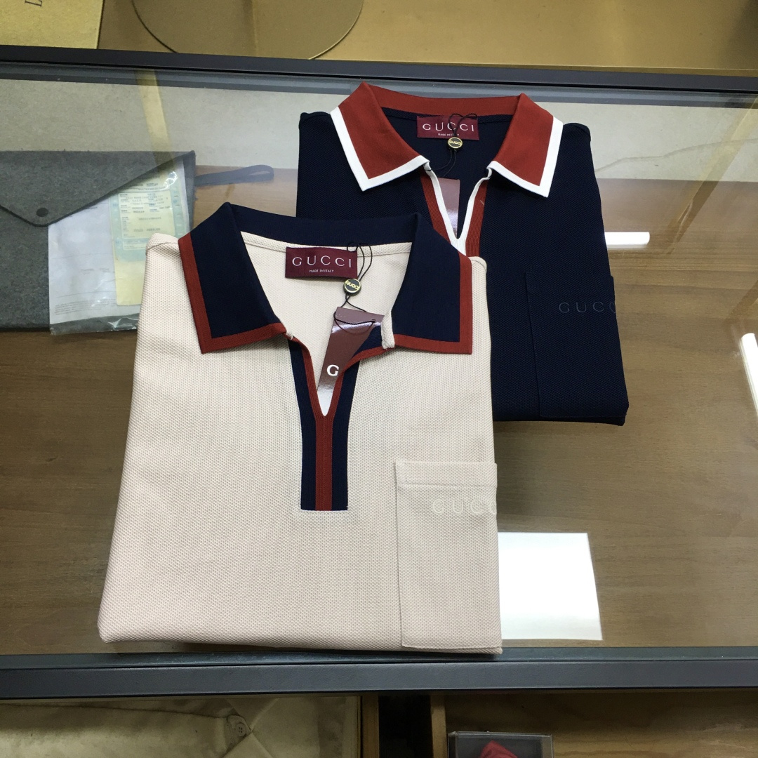 NO:847104,New products at the counter [Gu.ci...] 2026 spring and summer new products, fashionable POLO/lapel short sleeves, advanced customization and versatile styles, anyone can easily control it, fully customized fabrics, luxury classic brand logo design on the chest, very classy and a must-have for those who know the goods!  The perfectly tailored version is very delicate, shows aura, and highlights the sophistication of business men. This is its uniqueness. It has just the right fit and a great upper body effect!  Counter size M-3XL.,,T-shirt,19860909专柜新品【Gu.ci...】 2026春夏新品 时尚POLO/翻领短袖 高级定制百搭款式 任何人都可以轻松驾驭 面料全订制工艺 胸前奢华经典品牌logo设计,非常显档次懂货的必须入！版型完美剪裁 非常精致,显气场,又会凸显商务男士的精致,这就是独到之处,恰到好处的修身,上身效果非常赞！专柜尺码M-3XL.,,T-shirt,,Men's clothing