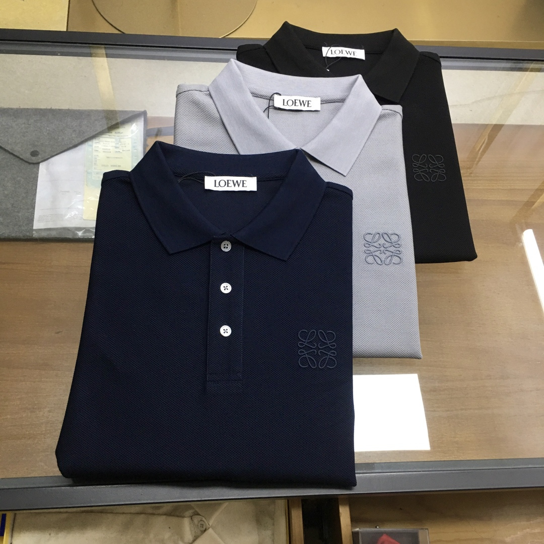 NO:847106,New products at the counter [Loew...] 2026 spring and summer new products, fashionable POLO/lapel short sleeves, advanced customization and versatile styles, anyone can easily control it, fully customized fabrics, luxury classic brand logo design on the chest, very classy and a must-have for those who know the goods!  The perfectly tailored version is very delicate, shows aura, and highlights the sophistication of business men. This is its uniqueness. It has just the right fit and a great upper body effect!  Counter size M-3XL.,,loewe,T-shirt,19860909专柜新品【Loew...】 2026春夏新品 时尚POLO/翻领短袖 高级定制百搭款式 任何人都可以轻松驾驭 面料全订制工艺 胸前奢华经典品牌logo设计,非常显档次懂货的必须入！版型完美剪裁 非常精致,显气场,又会凸显商务男士的精致,这就是独到之处,恰到好处的修身,上身效果非常赞！专柜尺码M-3XL.,,loewe,T-shirt,,Men's clothing