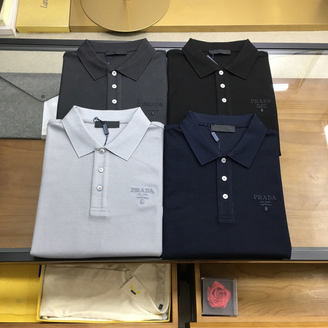 NO:847110,New products at the counter [Prad...] 2026 spring and summer new products, fashionable POLO/lapel short sleeves, advanced customization and versatile styles, anyone can easily control it, fully customized fabrics, luxury classic brand logo design on the chest, very classy and a must-have for those who know the goods!  The perfectly tailored version is very delicate, shows aura, and highlights the sophistication of business men. This is its uniqueness. It has just the right fit and a great upper body effect!  Counter size M-3XL., prada, T-shirt,19860909专柜新品【Prad...】 2026春夏新品 时尚POLO/翻领短袖 高级定制百搭款式 任何人都可以轻松驾驭 面料全订制工艺 胸前奢华经典品牌logo设计,非常显档次懂货的必须入！版型完美剪裁 非常精致,显气场,又会凸显商务男士的精致,这就是独到之处,恰到好处的修身,上身效果非常赞！专柜尺码M-3XL.,,prada,T-shirt,,Men's clothing