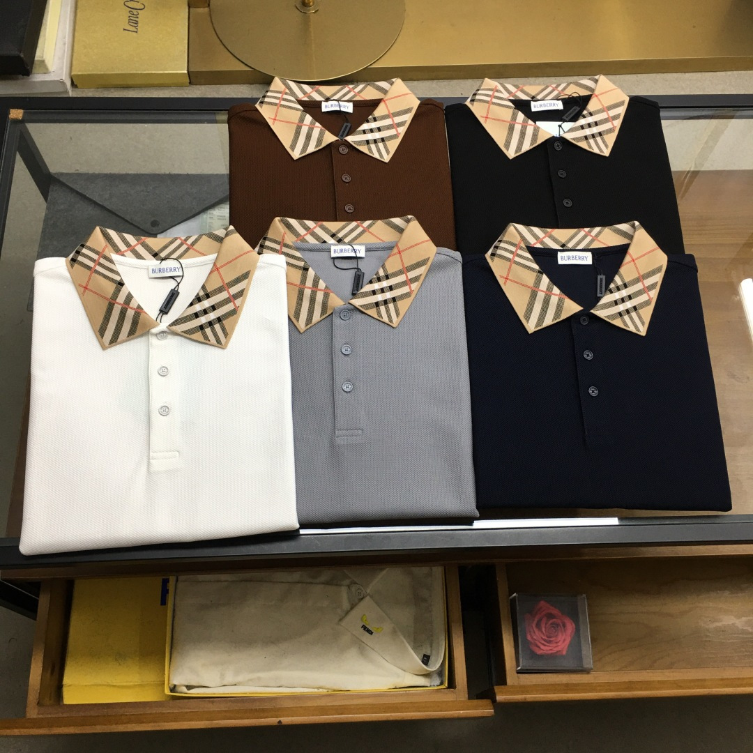 NO:847112,New products at the counter [Burber..y...] 2026 spring and summer new products, fashionable POLO/lapel short sleeves, advanced customization and versatile styles, anyone can easily control it, fully customized fabrics, luxury classic brand logo design on the chest, very classy and a must buy for those who know the goods!  The perfectly tailored version is very delicate, shows aura, and highlights the sophistication of business men. This is its uniqueness. It has just the right fit and a great upper body effect!  Counter size M-3XL.,,burberry,T-shirt,19860909专柜新品【Burber..y...】 2026春夏新品 时尚POLO/翻领短袖 高级定制百搭款式 任何人都可以轻松驾驭 面料全订制工艺 胸前奢华经典品牌logo设计,非常显档次懂货的必须入！版型完美剪裁 非常精致,显气场,又会凸显商务男士的精致,这就是独到之处,恰到好处的修身,上身效果非常赞！专柜尺码M-3XL.,,burberry,T-shirt,,Men's clothing