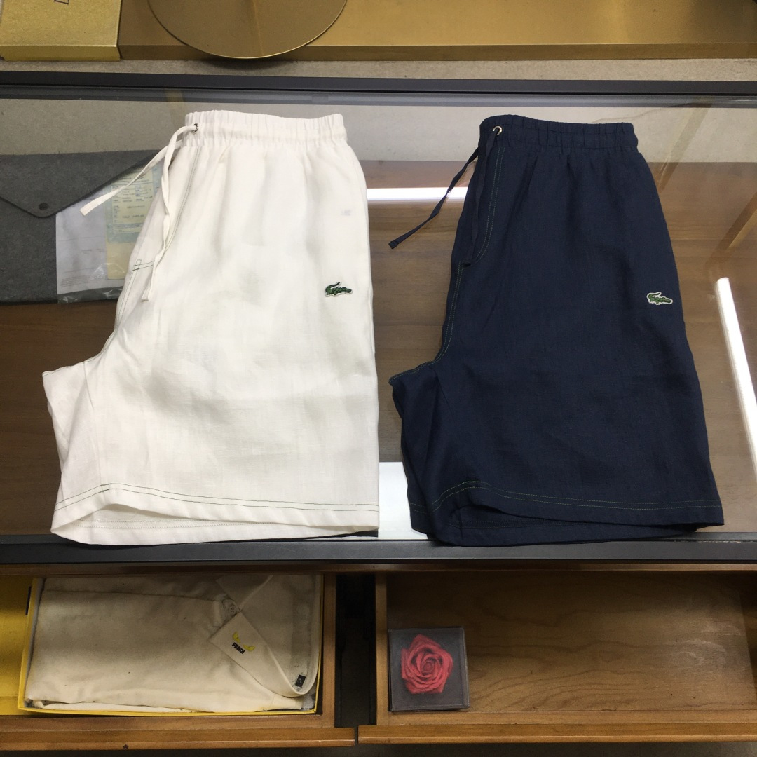 NO:847101,New Product【】2026 Spring/Summer/SS Latest French Crocodile Old Money Style 100% Linen Bermuda Shorts  It’s not summer without linen. French Crocodile’s linen Bermuda shorts are easy to wear and low-key to bring refreshing comfort. Customized 100% linen fabric imported from Belgium, using the most selected fabrics to bring you old-money quality and low-key and attractive style. The ultra-thin cotton lining avoids the embarrassment of being exposed. The iconic classic French crocodile green embroidered logo reveals taste and high-end in a low-key manner. It is easy to handle for daily commuting and vacation travel. Navy blue, white M～3XL,, shorts,19860909新品【】 2026春夏/SS 最新 法鳄鱼老钱风百分百亚麻百慕大短裤 无亚麻不夏天,法国鳄鱼的亚麻百慕大短裤穿搭,轻松低调带来清爽舒适.定制比利时进口百分百亚麻面料,用最精选的面料带给大家老钱品质和低调耐看的风格,超薄棉质里衬避免走光尴尬.标志性的经典法鳄鱼绿色绣花徽标,低调中透着品味与高级,日常通勤和度假旅行,轻松拿捏 藏青色,白色M～3XL,,shorts,,Men's clothing