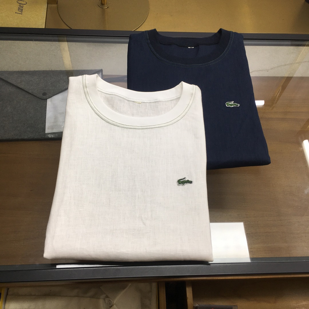NO:847103,New Product【】2026 Spring/Summer/SS Latest French Crocodile Old Money Style 100% Linen Short Sleeves  It's not summer without linen. French Crocodile's linen short-sleeved outfit is easy and low-key to bring refreshing comfort. Customized 100% linen fabric imported from Belgium, using the most selected fabrics to bring you old-money quality and low-key and durable style. The elastic Salona thread on the neck enhances comfort. The iconic classic French crocodile green embroidered logo reveals taste and luxury in a low-key manner. It is easy to handle for daily commuting and vacation travel. Navy blue, white M～3XL,, T-shirt,19860909新品【】 2026春夏/SS 最新 法鳄鱼老钱风百分百亚麻短袖 无亚麻不夏天,法国鳄鱼的亚麻短袖穿搭,轻松低调带来清爽舒适.定制比利时进口百分百亚麻面料,用最精选的面料带给大家老钱品质和低调耐看的风格,领口弹力索罗娜螺纹,增强舒适感.标志性的经典法鳄鱼绿色绣花徽标,低调中透着品味与高级,日常通勤和度假旅行,轻松拿捏 藏青色,白色M～3XL,,T-shirt,,Men's clothing