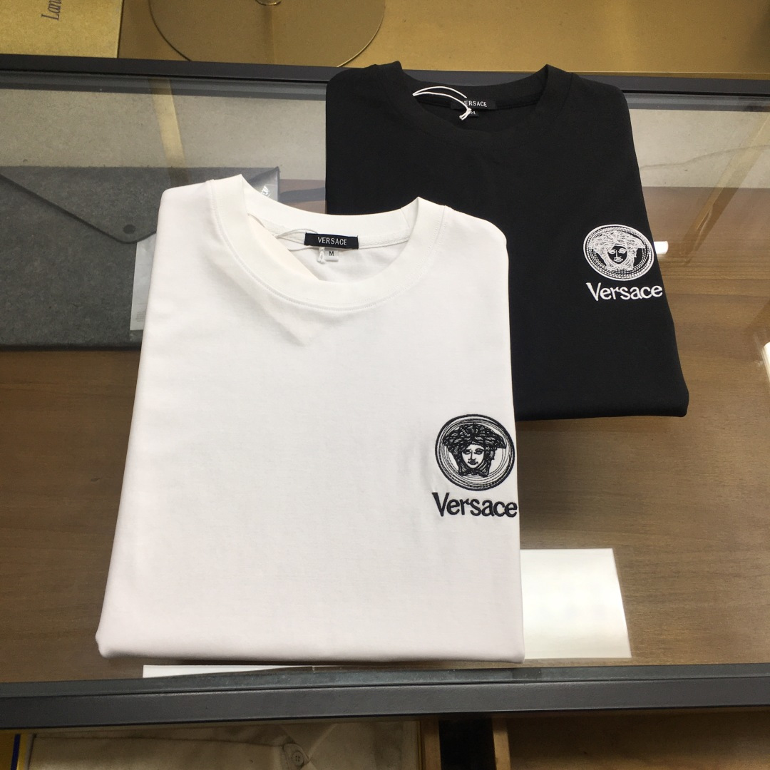NO:847114,New product 'Versac' advanced customization!  2026 spring and summer new short-sleeved. This T-shirt is a new product in the summer men's wear series. It is carefully made of imported fabrics with mercerized technology and has a heavy three-dimensional logo, adding a casual style. Size M-3XL, versace, T-shirt, tees, t-shirt,19860909新品《Versac》 高级定制！ 2026春夏季新款短袖.这款T恤是夏季男装系列新品,采用丝光工艺进口面料精心制作,重工立体Logo,增添休闲风范咔.码数 M-3XL,,versace,T-shirt,tees，t-shirt,,Men's clothing
