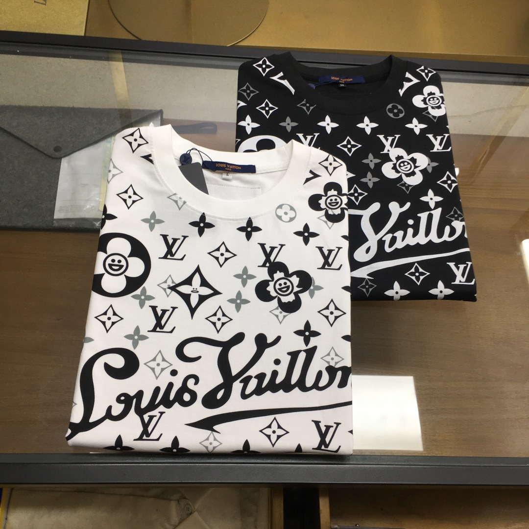 NO:847118,New product 'L.V' advanced customization!  2026 spring and summer new short-sleeved. This T-shirt is a new product in the summer men's wear series. It is carefully made of imported fabrics with mercerized technology and has a heavy three-dimensional logo, adding a casual style. Size M-3XL,, T-shirt, tees, t-shirt,19860909新品《L.V》 高级定制！ 2026春夏季新款短袖.这款T恤是夏季男装系列新品,采用丝光工艺进口面料精心制作,重工立体Logo,增添休闲风范咔.码数 M-3XL,,T-shirt,tees，t-shirt,,Men's clothing