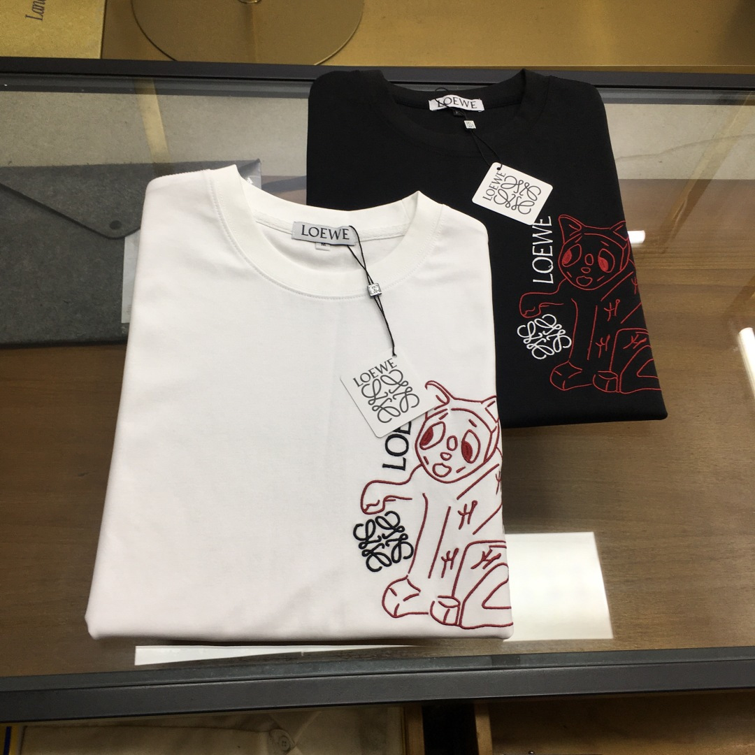 NO:847120,New product 'L.oew' advanced customization!  2026 spring and summer new short-sleeved. This T-shirt is a new product in the summer men's wear series. It is carefully made of imported fabrics with mercerized technology and has a heavy three-dimensional logo, adding a casual style. Size M-3XL,, T-shirt, tees, t-shirt,19860909新品《L.oew》 高级定制！ 2026春夏季新款短袖.这款T恤是夏季男装系列新品,采用丝光工艺进口面料精心制作,重工立体Logo,增添休闲风范咔.码数 M-3XL,,T-shirt,tees，t-shirt,,Men's clothing